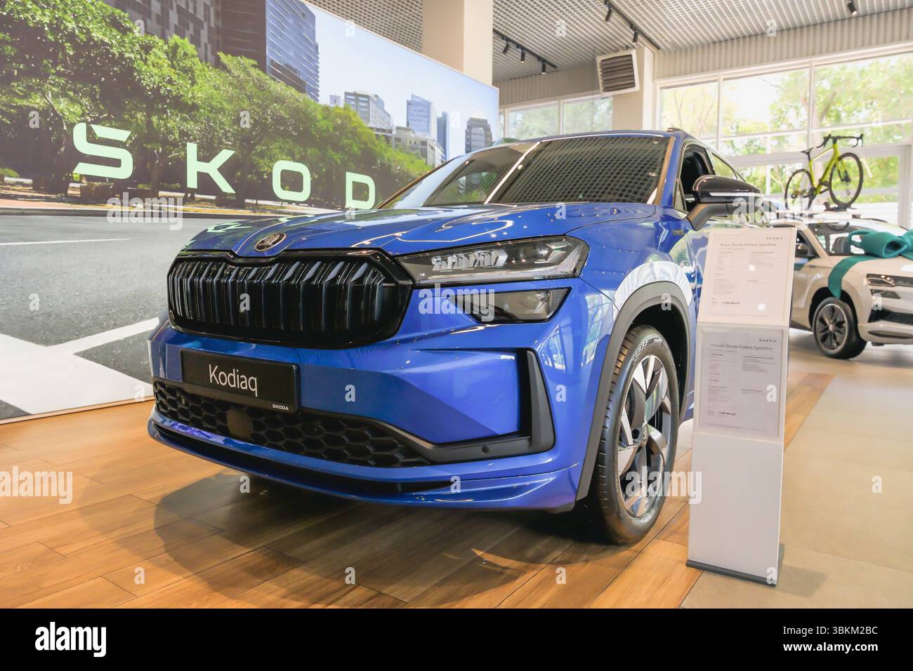 Almaty, Kazakistan - 11 giugno 2025: Nuova concessionaria Skoda Kodiaq. Commercio al dettaglio nello showroom Foto Stock
