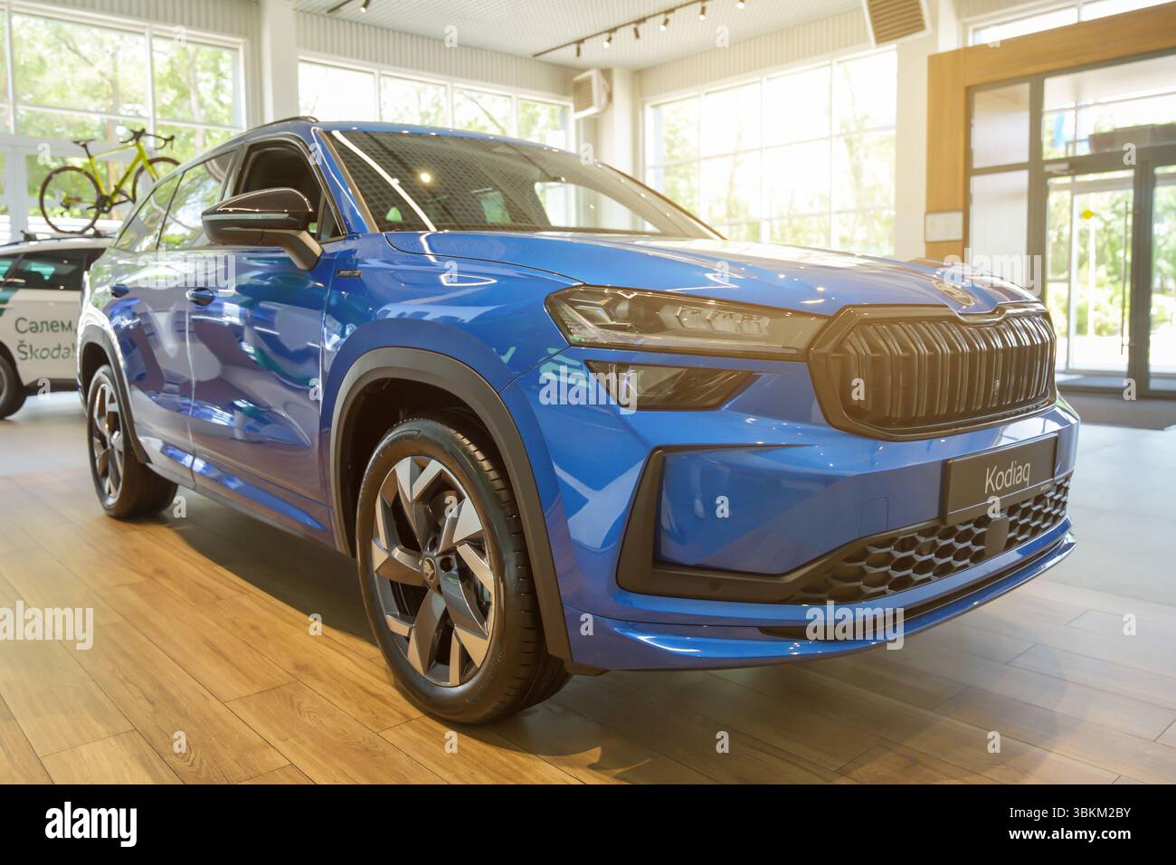 Almaty, Kazakistan - 11 giugno 2025: La nuova auto blu Skoda Kodiaq in concessionaria. Commercio al dettaglio nello showroom Foto Stock