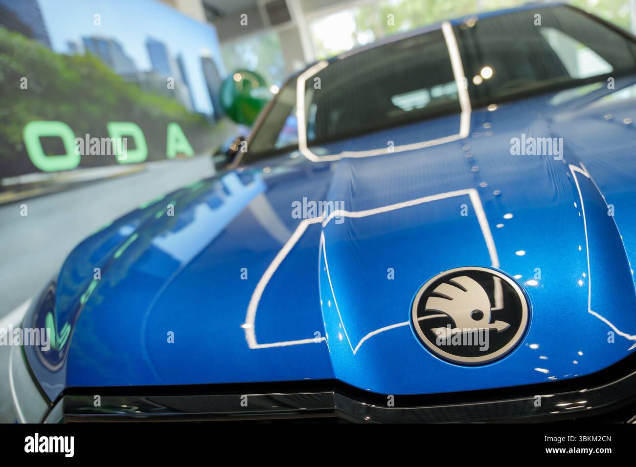 Almaty, Kazakistan - 11 giugno 2025: L'emblema sul cofano di un'auto Skoda Kodiaq. Commercio al dettaglio nello showroom Foto Stock