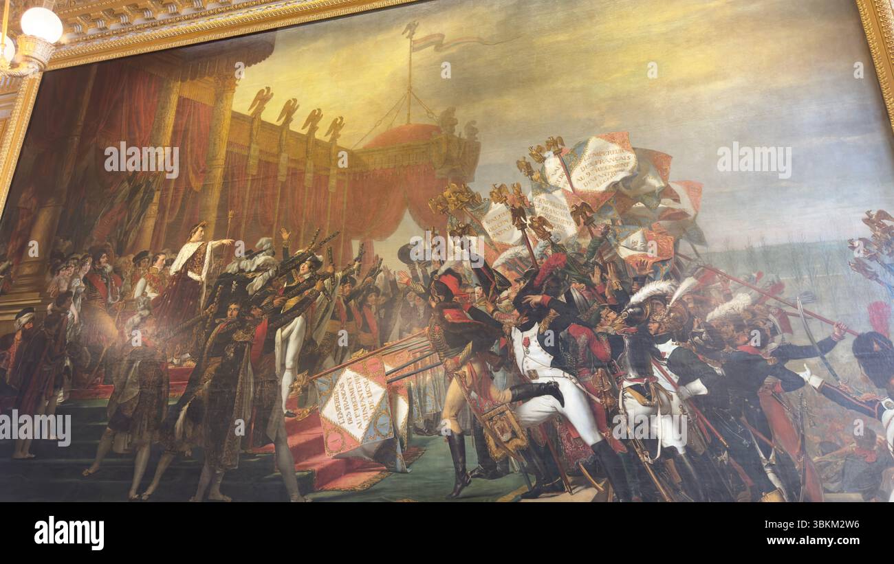 Grande dipinto che raffigura una scena storica di soldati e leader francesi tra bandiere, con uno sfondo dorato e una folla presente. Foto Stock