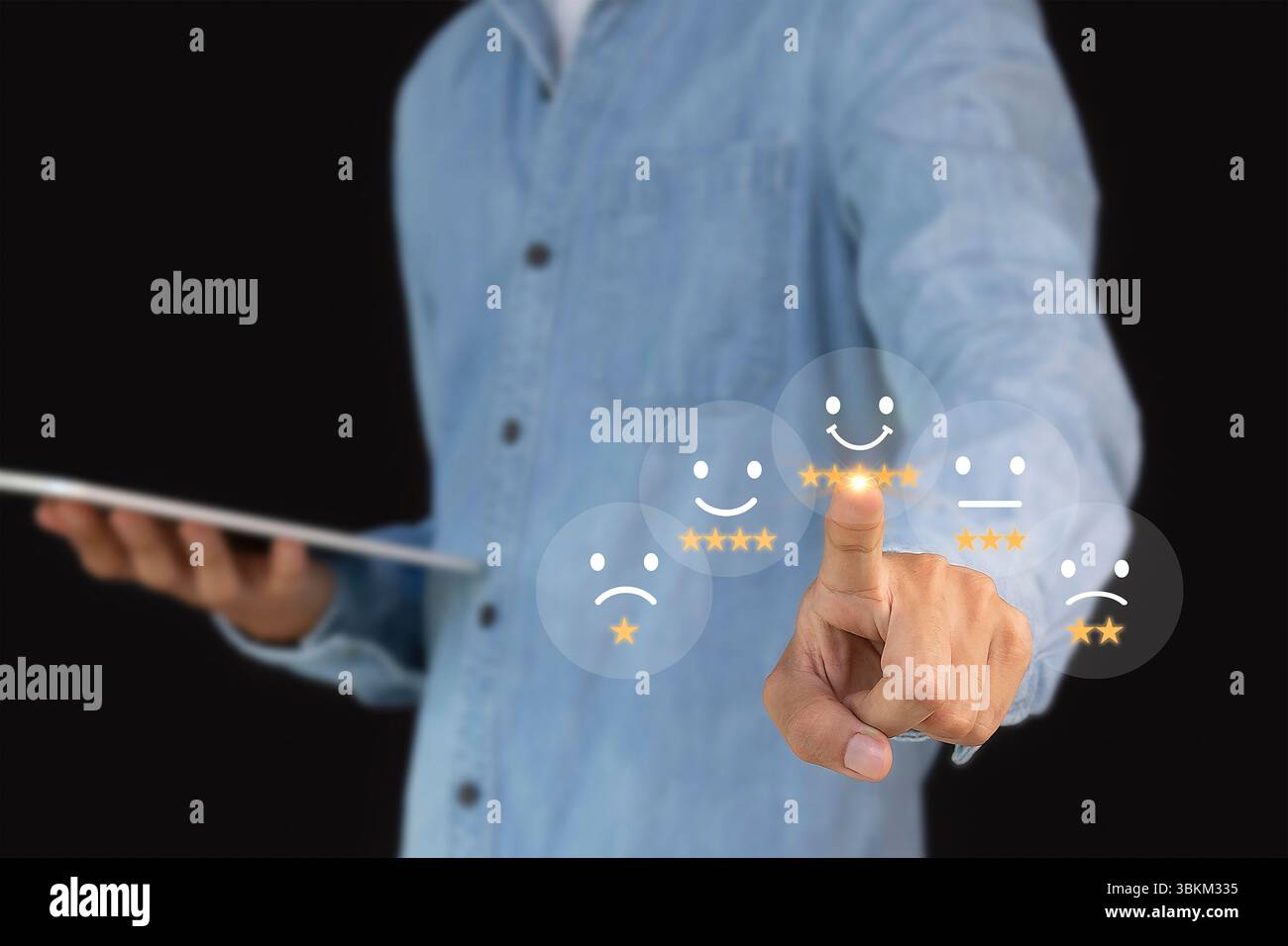 Valutazione del servizio clienti e concetto di feedback. Uomo d'affari che utilizza un computer portatile con l'icona della faccia sorridente. Foto Stock