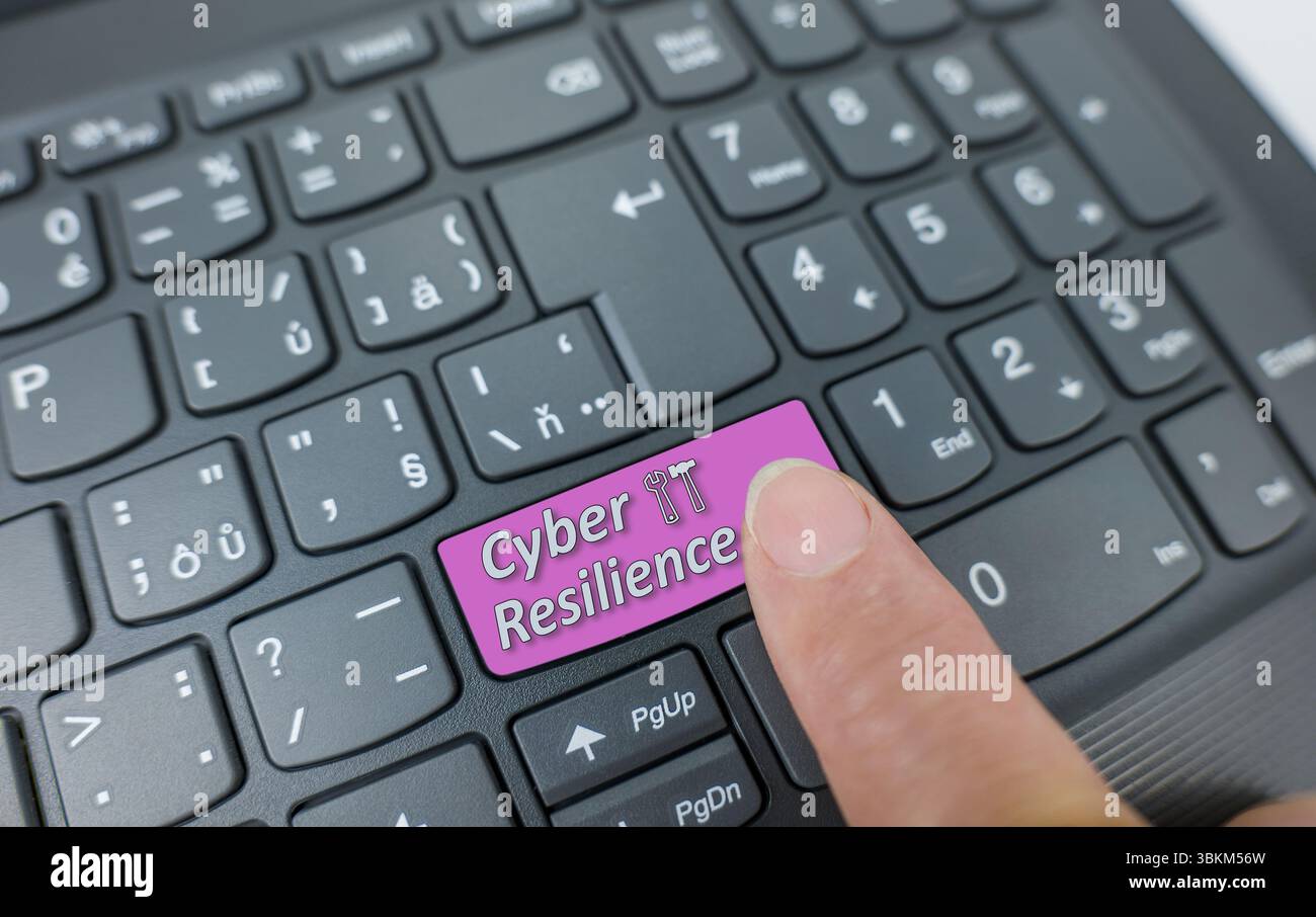 Tasto Cyber resilienza su tastiera grigia. Tasto premuto con il dito Foto Stock