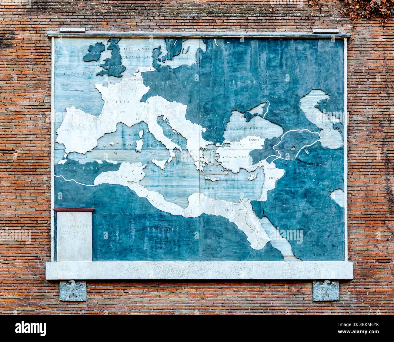 Rilievo in marmo che mostra l'espansione territoriale dell'Impero Romano, situato in via dei fori Imperiali a Roma, Italia. Foto Stock