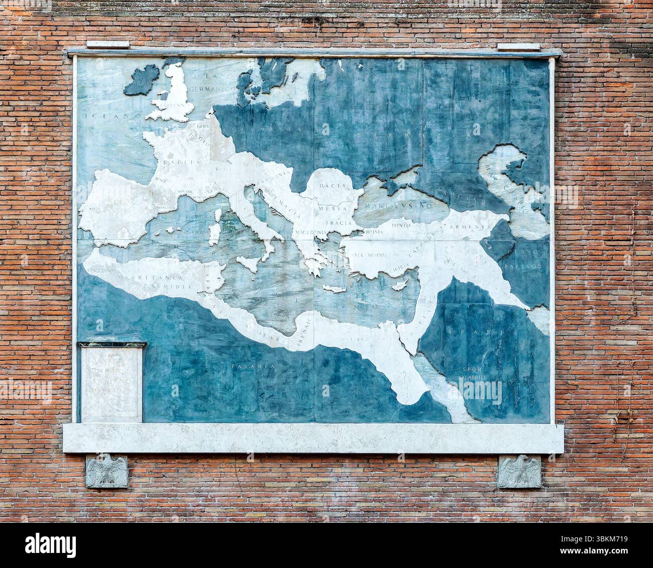 Rilievo in marmo che mostra l'espansione territoriale dell'Impero Romano, situato in via dei fori Imperiali a Roma, Italia. Foto Stock