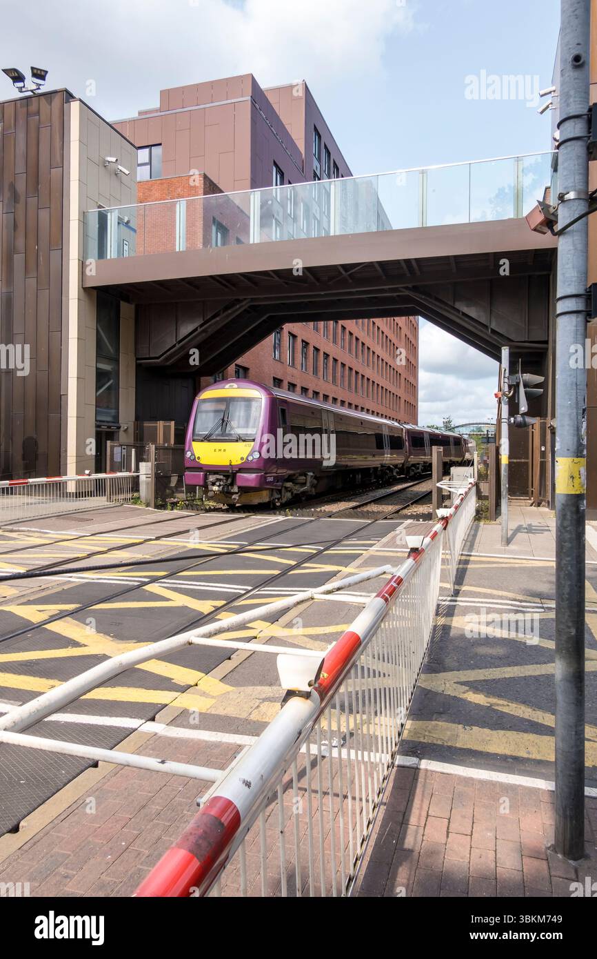 Treno regionale della East Midland Railway che arriva alla stazione ferroviaria di Lincoln Foto Stock