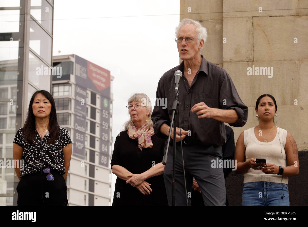 Giornata binazionale per la pace e la giustizia Stop US Arms to Mexico il coordinatore John Lindsay-Poland parla, nell'ambito della giornata binazionale per la pace e la giustizia al monumento alla rivoluzione. Il 21 giugno 2025 a città del Messico, Messico. Città del Messico CDMX Messico Copyright: XLuisxBarronx Foto Stock