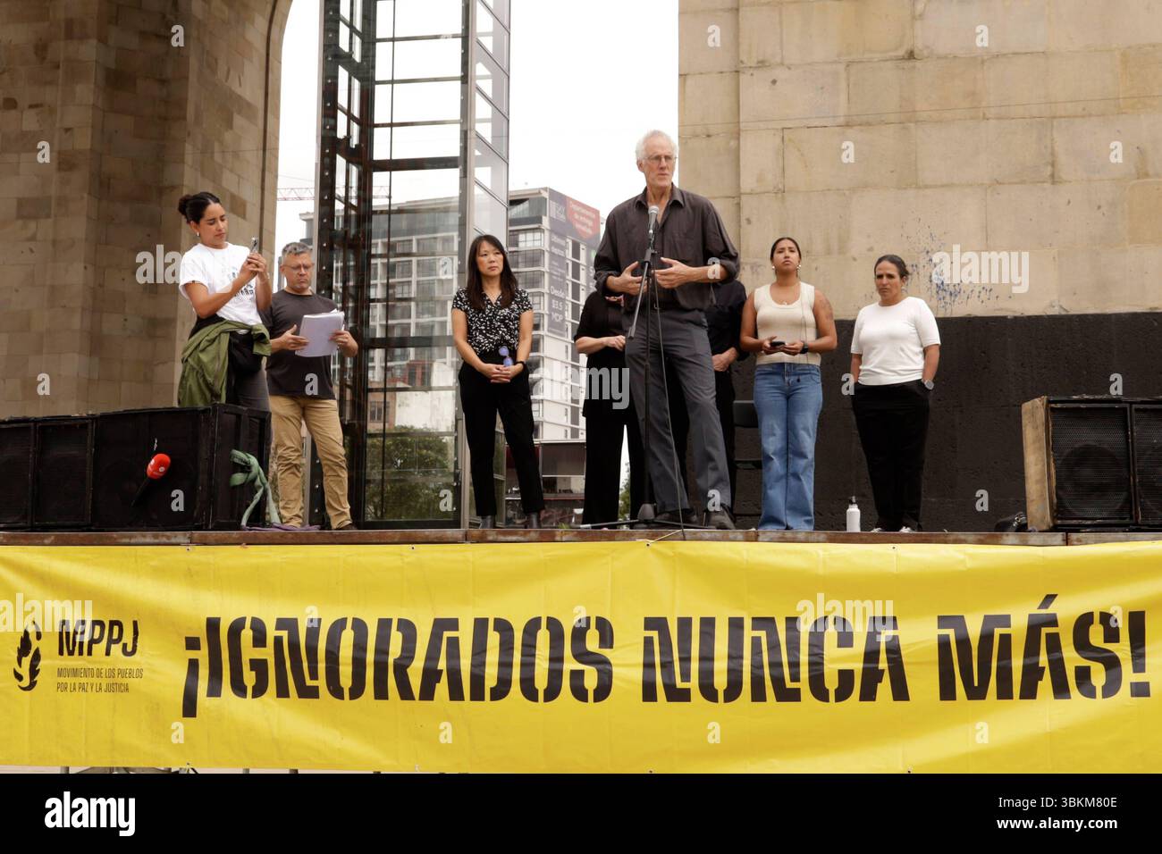 Giornata binazionale per la pace e la giustizia Stop US Arms to Mexico il coordinatore John Lindsay-Poland parla, nell'ambito della giornata binazionale per la pace e la giustizia al monumento alla rivoluzione. Il 21 giugno 2025 a città del Messico, Messico. Città del Messico CDMX Messico Copyright: XLuisxBarronx Foto Stock