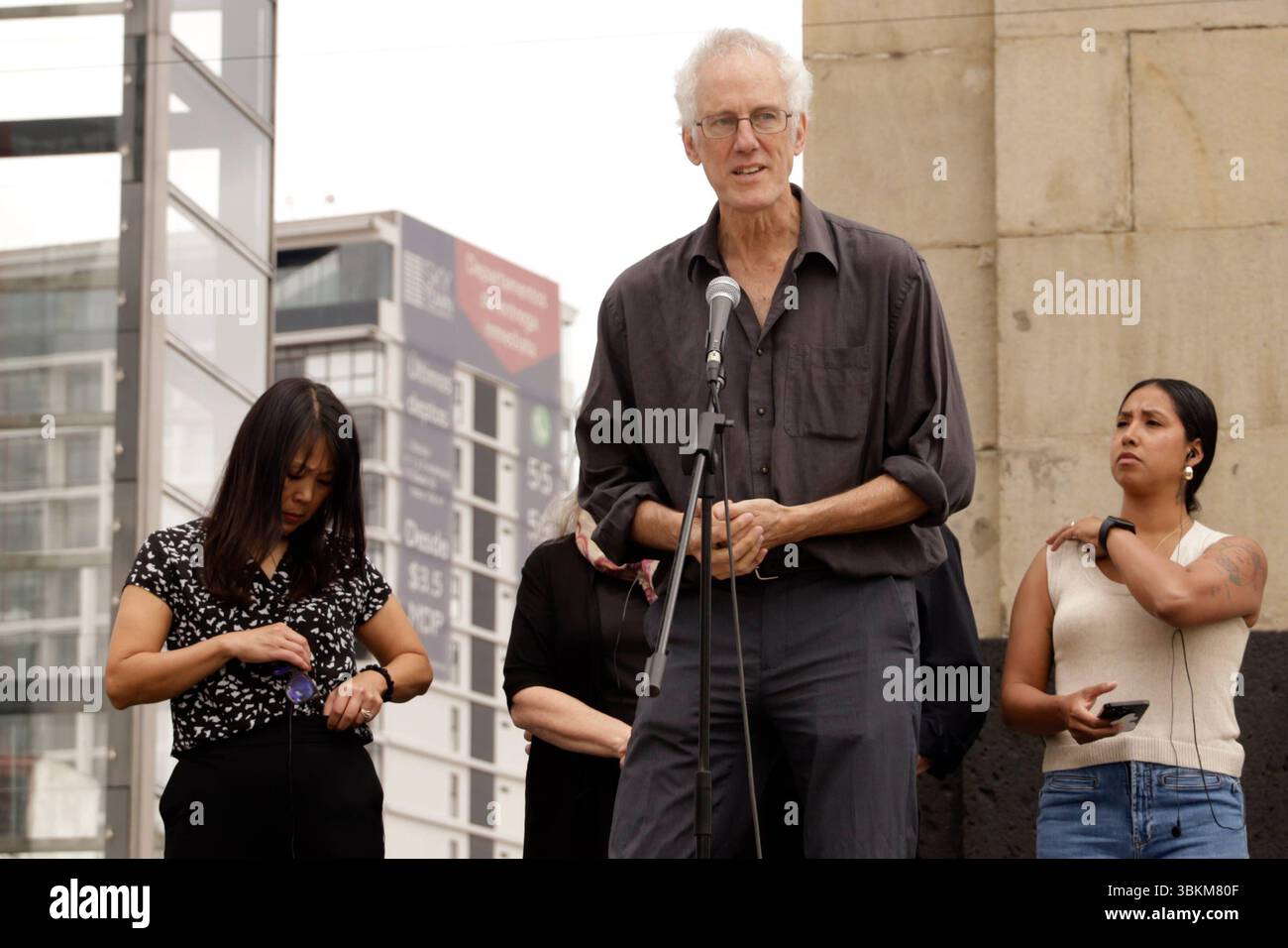 Giornata binazionale per la pace e la giustizia Stop US Arms to Mexico il coordinatore John Lindsay-Poland parla, nell'ambito della giornata binazionale per la pace e la giustizia al monumento alla rivoluzione. Il 21 giugno 2025 a città del Messico, Messico. Città del Messico CDMX Messico Copyright: XLuisxBarronx Foto Stock