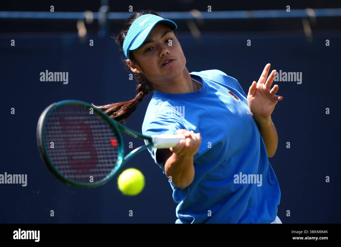 Emma Raducanu si pratica durante la seconda giornata di qualificazione al Lexus Eastbourne Open al Devonshire Park Lawn Tennis Club di Eastbourne. Data foto: Domenica 22 giugno 2025. Foto Stock Emma Raducanu si pratica durante la seconda giornata di qualificazione al Lexus Eastbourne Open al Devonshire Park Lawn Tennis Club di Eastbourne. Data foto: Domenica 22 giugno 2025. Foto Stock