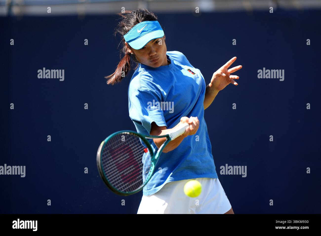 Emma Raducanu si pratica durante la seconda giornata di qualificazione al Lexus Eastbourne Open al Devonshire Park Lawn Tennis Club di Eastbourne. Data foto: Domenica 22 giugno 2025. Foto Stock Emma Raducanu si pratica durante la seconda giornata di qualificazione al Lexus Eastbourne Open al Devonshire Park Lawn Tennis Club di Eastbourne. Data foto: Domenica 22 giugno 2025. Foto Stock