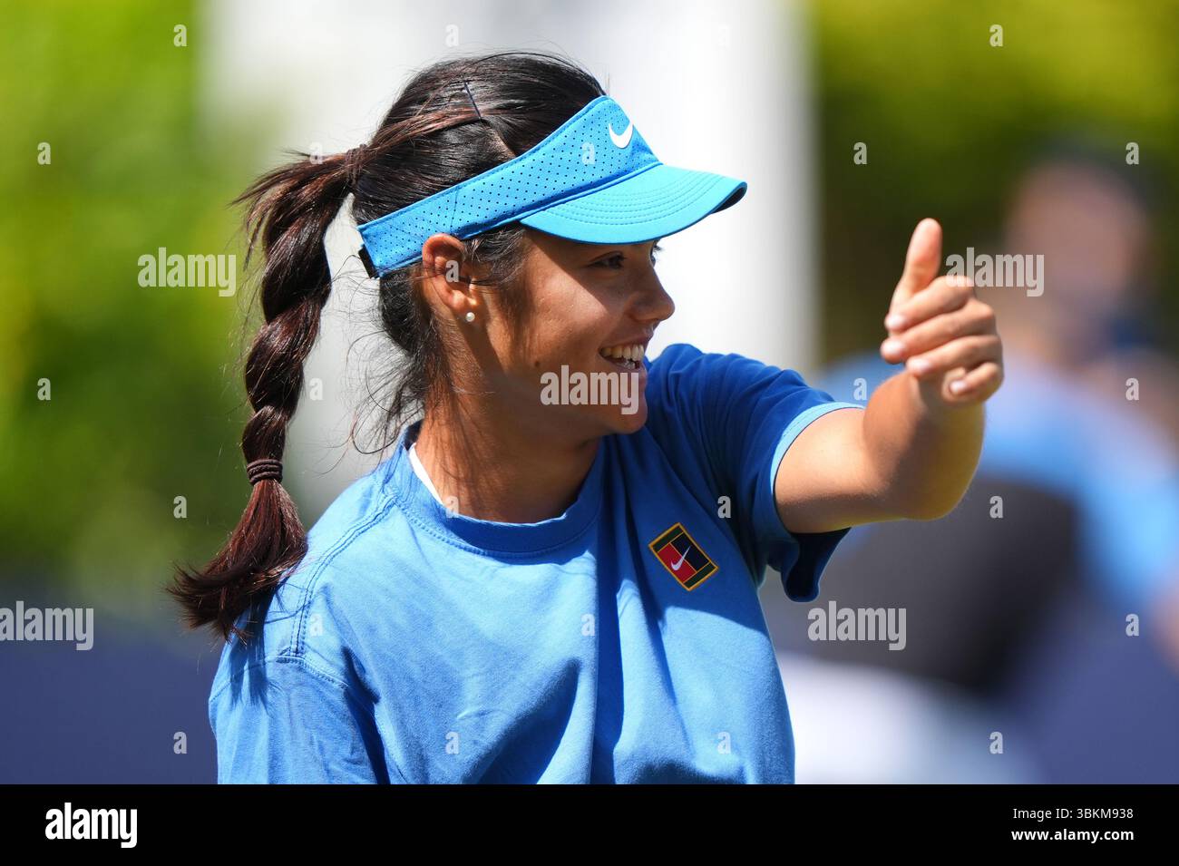Emma Raducanu si pratica durante la seconda giornata di qualificazione al Lexus Eastbourne Open al Devonshire Park Lawn Tennis Club di Eastbourne. Data foto: Domenica 22 giugno 2025. Foto Stock Emma Raducanu si pratica durante la seconda giornata di qualificazione al Lexus Eastbourne Open al Devonshire Park Lawn Tennis Club di Eastbourne. Data foto: Domenica 22 giugno 2025. Foto Stock