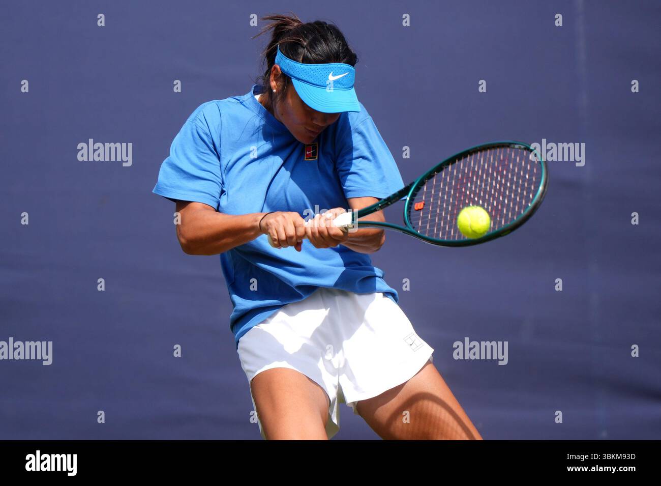 Emma Raducanu si pratica durante la seconda giornata di qualificazione al Lexus Eastbourne Open al Devonshire Park Lawn Tennis Club di Eastbourne. Data foto: Domenica 22 giugno 2025. Foto Stock Emma Raducanu si pratica durante la seconda giornata di qualificazione al Lexus Eastbourne Open al Devonshire Park Lawn Tennis Club di Eastbourne. Data foto: Domenica 22 giugno 2025. Foto Stock