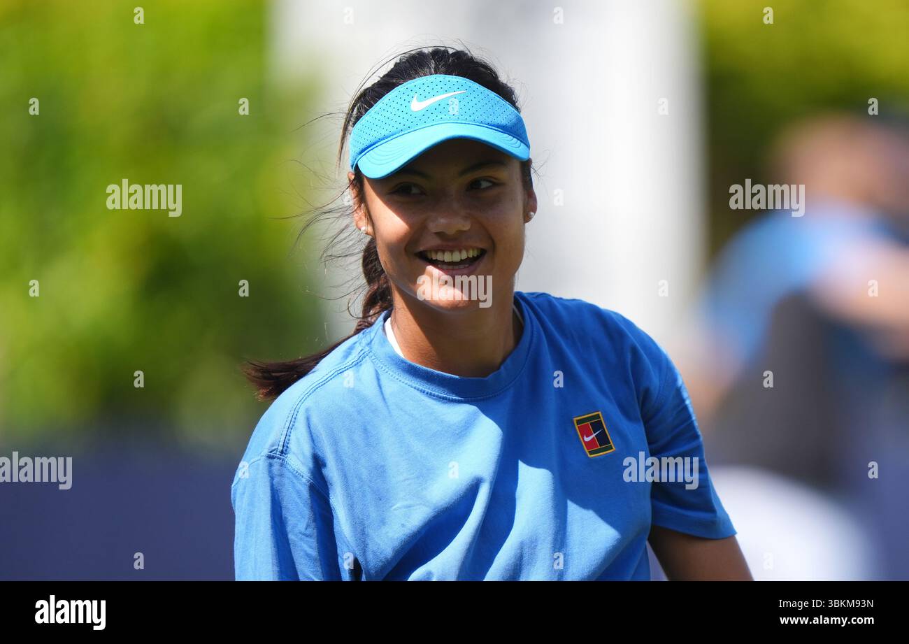 Emma Raducanu si pratica durante la seconda giornata di qualificazione al Lexus Eastbourne Open al Devonshire Park Lawn Tennis Club di Eastbourne. Data foto: Domenica 22 giugno 2025. Foto Stock Emma Raducanu si pratica durante la seconda giornata di qualificazione al Lexus Eastbourne Open al Devonshire Park Lawn Tennis Club di Eastbourne. Data foto: Domenica 22 giugno 2025. Foto Stock