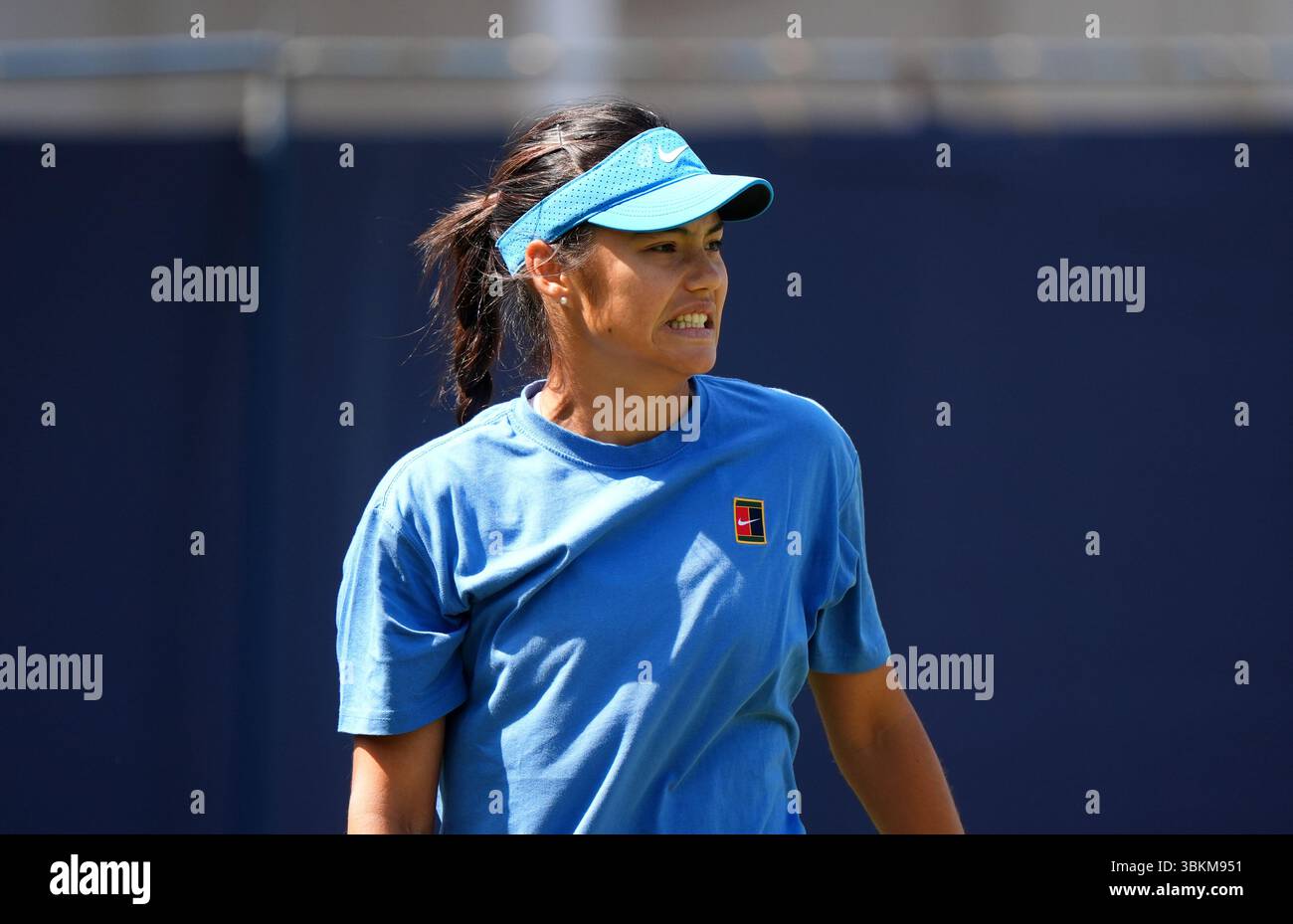Emma Raducanu si pratica durante la seconda giornata di qualificazione al Lexus Eastbourne Open al Devonshire Park Lawn Tennis Club di Eastbourne. Data foto: Domenica 22 giugno 2025. Foto Stock Emma Raducanu si pratica durante la seconda giornata di qualificazione al Lexus Eastbourne Open al Devonshire Park Lawn Tennis Club di Eastbourne. Data foto: Domenica 22 giugno 2025. Foto Stock