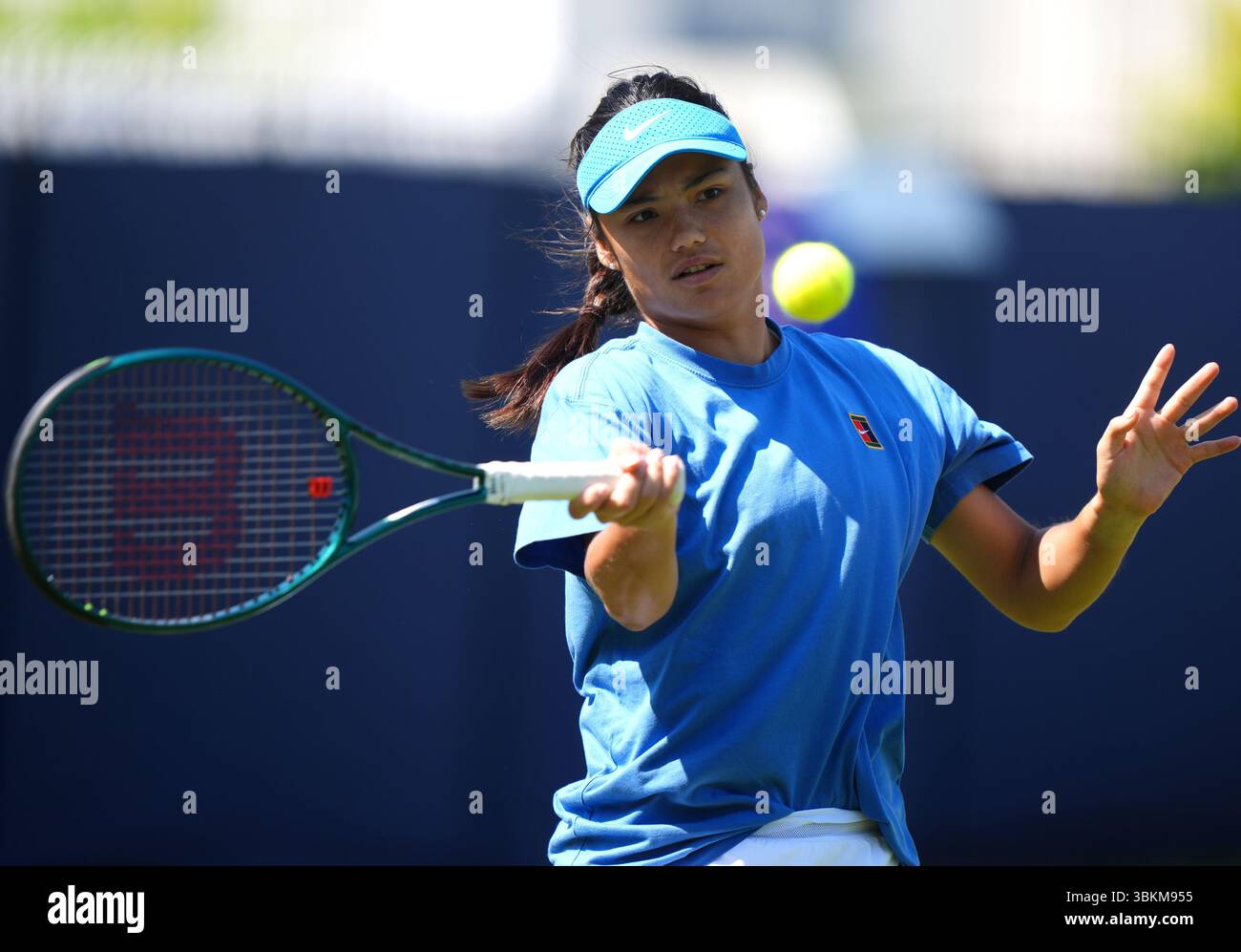 Emma Raducanu si pratica durante la seconda giornata di qualificazione al Lexus Eastbourne Open al Devonshire Park Lawn Tennis Club di Eastbourne. Data foto: Domenica 22 giugno 2025. Foto Stock Emma Raducanu si pratica durante la seconda giornata di qualificazione al Lexus Eastbourne Open al Devonshire Park Lawn Tennis Club di Eastbourne. Data foto: Domenica 22 giugno 2025. Foto Stock