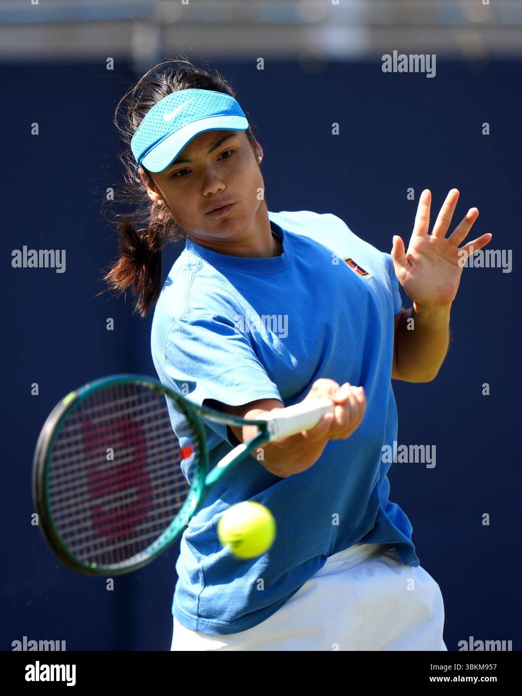 Emma Raducanu si pratica durante la seconda giornata di qualificazione al Lexus Eastbourne Open al Devonshire Park Lawn Tennis Club di Eastbourne. Data foto: Domenica 22 giugno 2025. Foto Stock Emma Raducanu si pratica durante la seconda giornata di qualificazione al Lexus Eastbourne Open al Devonshire Park Lawn Tennis Club di Eastbourne. Data foto: Domenica 22 giugno 2025. Foto Stock