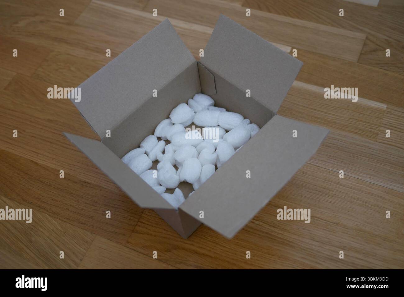 Imballaggio ecologico di una scatola per pacchi riempita con riempitivo biodegradabile. Il concetto di servizio di consegna e riciclaggio. Foto Stock
