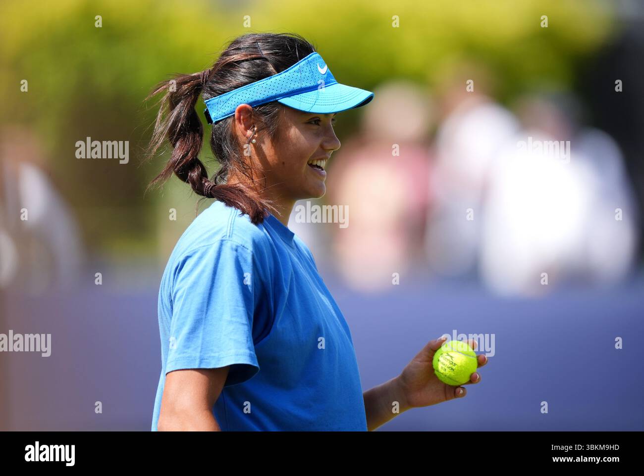 Emma Raducanu si pratica durante la seconda giornata di qualificazione al Lexus Eastbourne Open al Devonshire Park Lawn Tennis Club di Eastbourne. Data foto: Domenica 22 giugno 2025. Foto Stock Emma Raducanu si pratica durante la seconda giornata di qualificazione al Lexus Eastbourne Open al Devonshire Park Lawn Tennis Club di Eastbourne. Data foto: Domenica 22 giugno 2025. Foto Stock