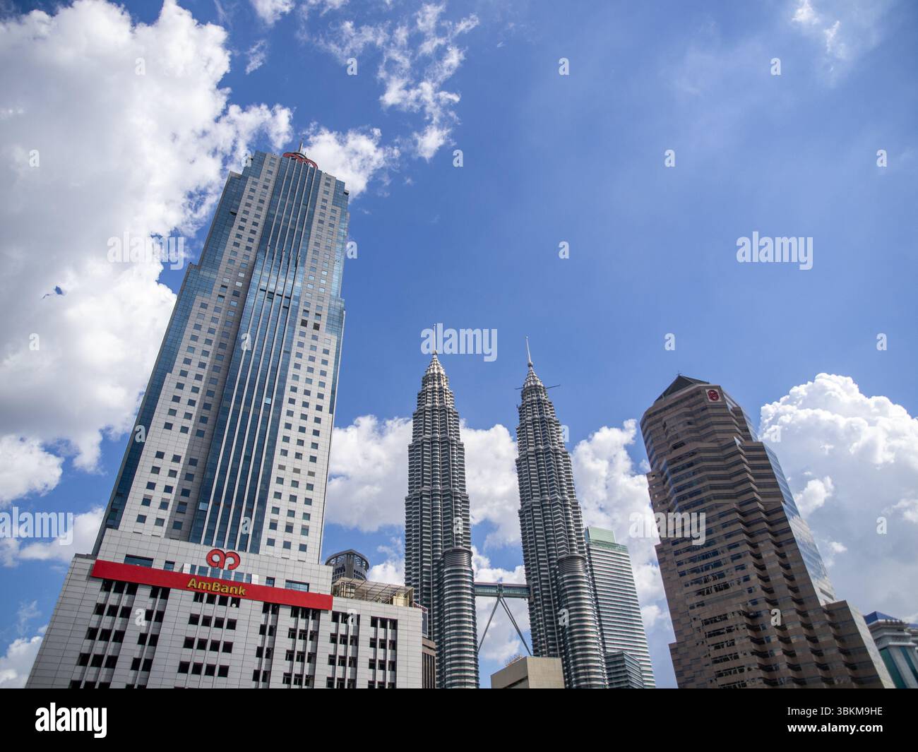 Kuala Lumpur, Malesia - 28 ottobre 2011 - Vista della citta' di Kuala Lumpur delle Torri Petronas, Menara AmBank e Public Bank Tower. Foto Stock