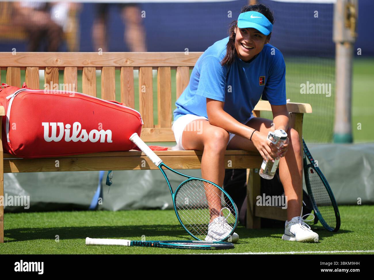 Emma Raducanu si pratica durante la seconda giornata di qualificazione al Lexus Eastbourne Open al Devonshire Park Lawn Tennis Club di Eastbourne. Data foto: Domenica 22 giugno 2025. Foto Stock Emma Raducanu si pratica durante la seconda giornata di qualificazione al Lexus Eastbourne Open al Devonshire Park Lawn Tennis Club di Eastbourne. Data foto: Domenica 22 giugno 2025. Foto Stock
