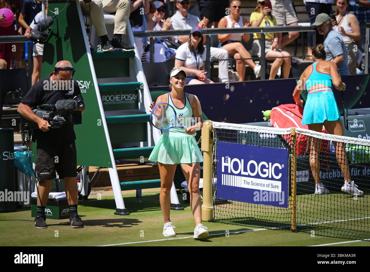 Berlino, Germania. 21 giugno 2025. Marketa VONDROUSOVA di Czechia ringrazia i tifosi dopo aver vinto il WTA 500 Berlin Tennis Open per HYLO contro Aryna SABALENKA al Rot Weiss Tennis Club di Berlino, Germania. Crediti: Oleksandr Prykhodko/UNIAN/Alamy Live News Foto Stock