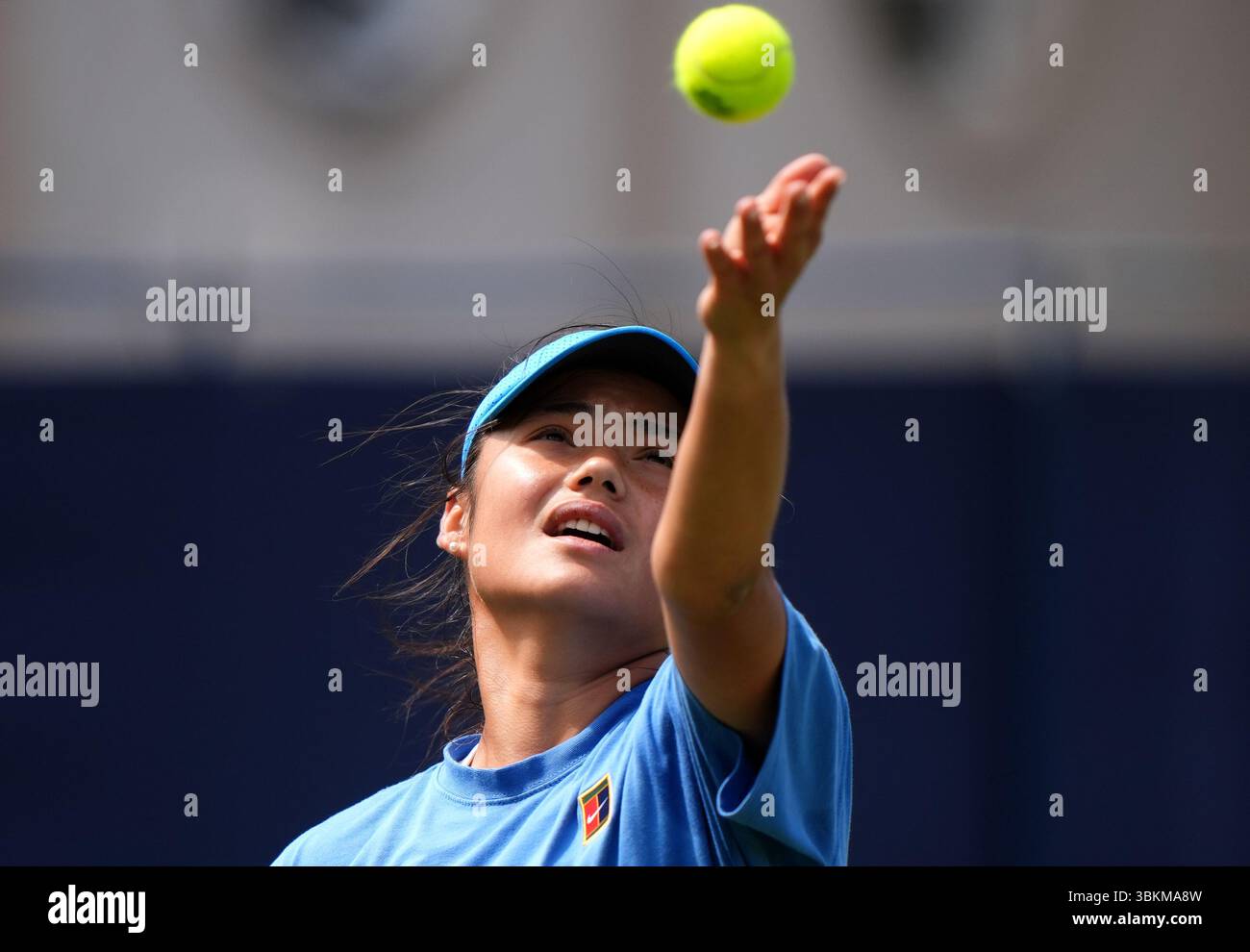 Emma Raducanu si pratica durante la seconda giornata di qualificazione al Lexus Eastbourne Open al Devonshire Park Lawn Tennis Club di Eastbourne. Data foto: Domenica 22 giugno 2025. Foto Stock Emma Raducanu si pratica durante la seconda giornata di qualificazione al Lexus Eastbourne Open al Devonshire Park Lawn Tennis Club di Eastbourne. Data foto: Domenica 22 giugno 2025. Foto Stock