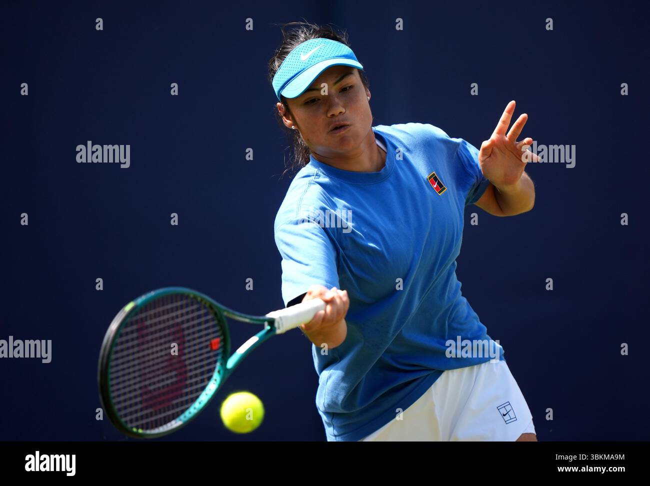 Emma Raducanu si pratica durante la seconda giornata di qualificazione al Lexus Eastbourne Open al Devonshire Park Lawn Tennis Club di Eastbourne. Data foto: Domenica 22 giugno 2025. Foto Stock Emma Raducanu si pratica durante la seconda giornata di qualificazione al Lexus Eastbourne Open al Devonshire Park Lawn Tennis Club di Eastbourne. Data foto: Domenica 22 giugno 2025. Foto Stock