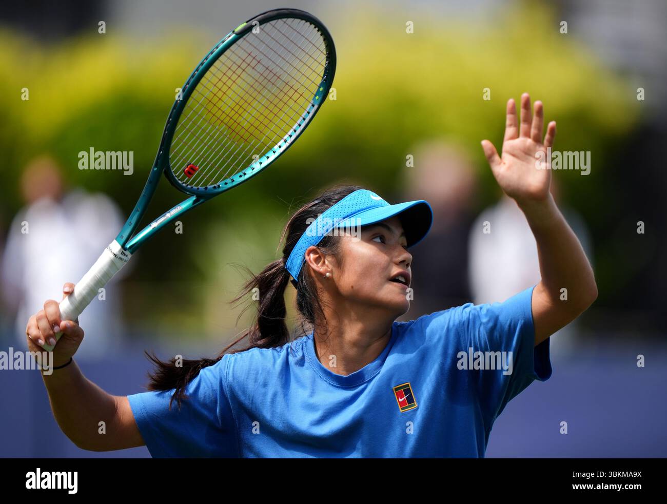 Emma Raducanu si pratica durante la seconda giornata di qualificazione al Lexus Eastbourne Open al Devonshire Park Lawn Tennis Club di Eastbourne. Data foto: Domenica 22 giugno 2025. Foto Stock Emma Raducanu si pratica durante la seconda giornata di qualificazione al Lexus Eastbourne Open al Devonshire Park Lawn Tennis Club di Eastbourne. Data foto: Domenica 22 giugno 2025. Foto Stock