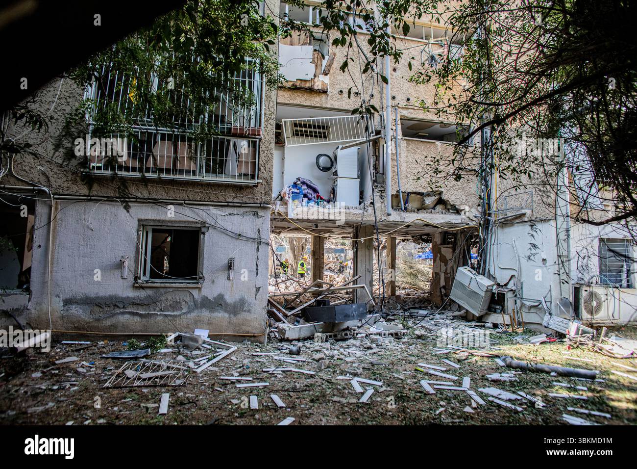 Tel Aviv, Israele. 22 giugno 2025. Danni agli edifici dopo un attacco missilistico balistico iraniano a Tel Aviv domenica 22 giugno 2025. Tre regioni di Israele, compresa la città costiera di Tel Aviv, sono state colpite domenica mattina in una serie di attacchi missilistici iraniani che hanno lasciato almeno 23 feriti, secondo i servizi di emergenza. Gli scioperi seguirono gli attacchi degli Stati Uniti durante la notte alle principali strutture nucleari iraniane, compreso il sito pesantemente fortificato di Fordow. Foto di Eyal Warshavsky credito: Eyal Warshavsky/Alamy Live News Foto Stock