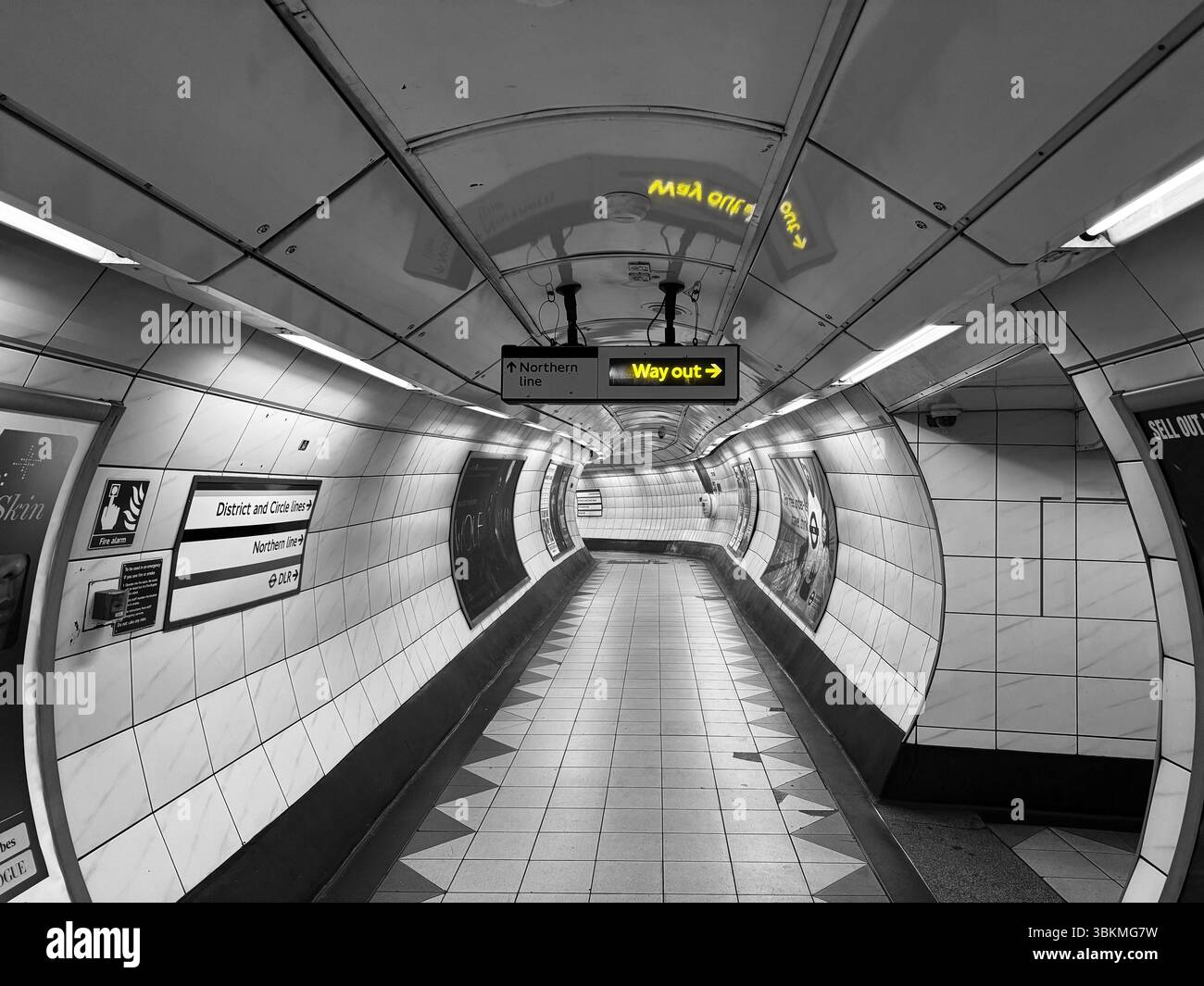 Tunnel pedonale abbandonato alla stazione della metropolitana Bank con cartello giallo di uscita Foto Stock