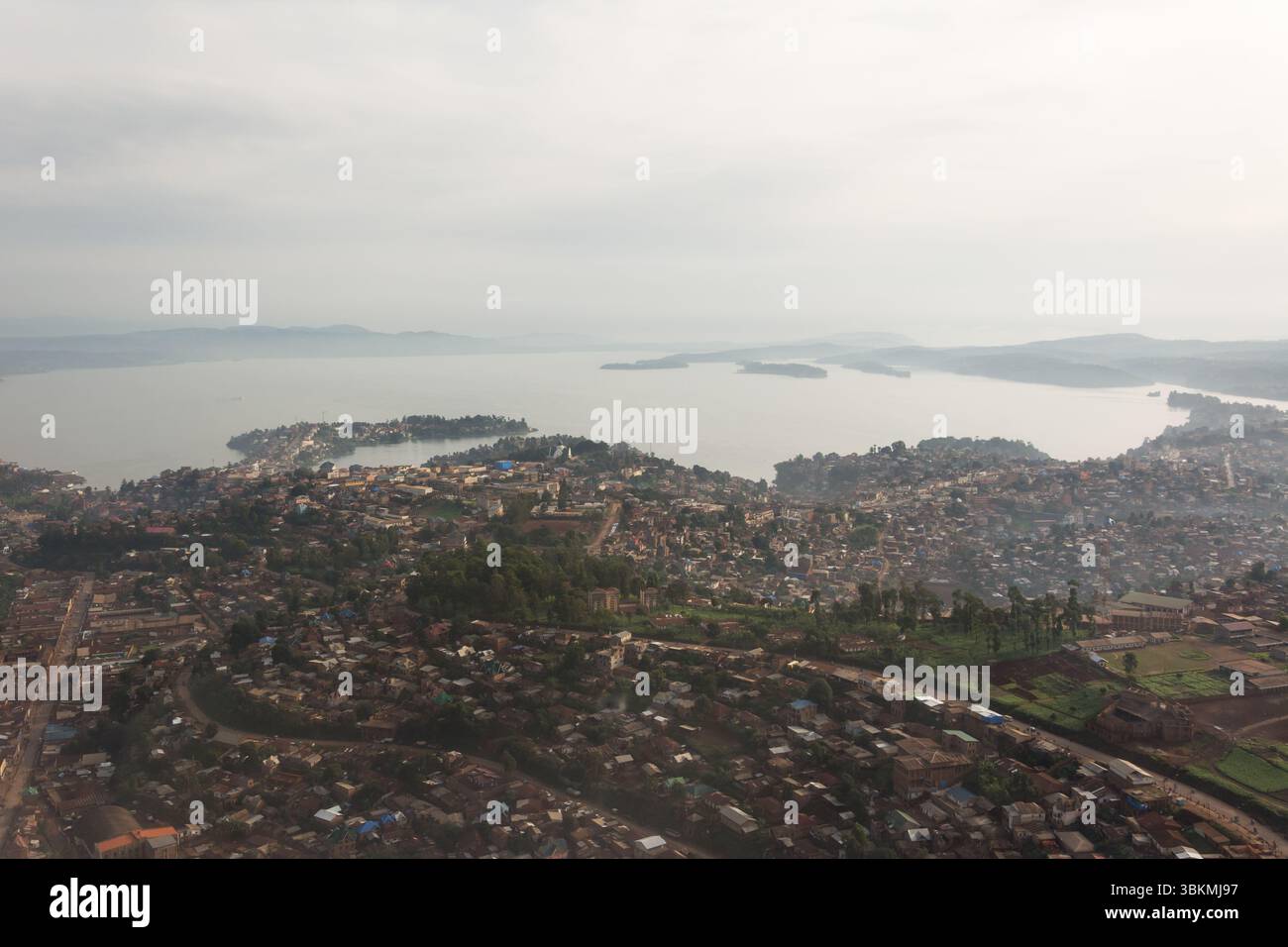 Bukavu, Sud Kivu, RDC - 6 aprile 2015: Una foto aerea di Bukavu e del lago Kivu. Foto Stock
