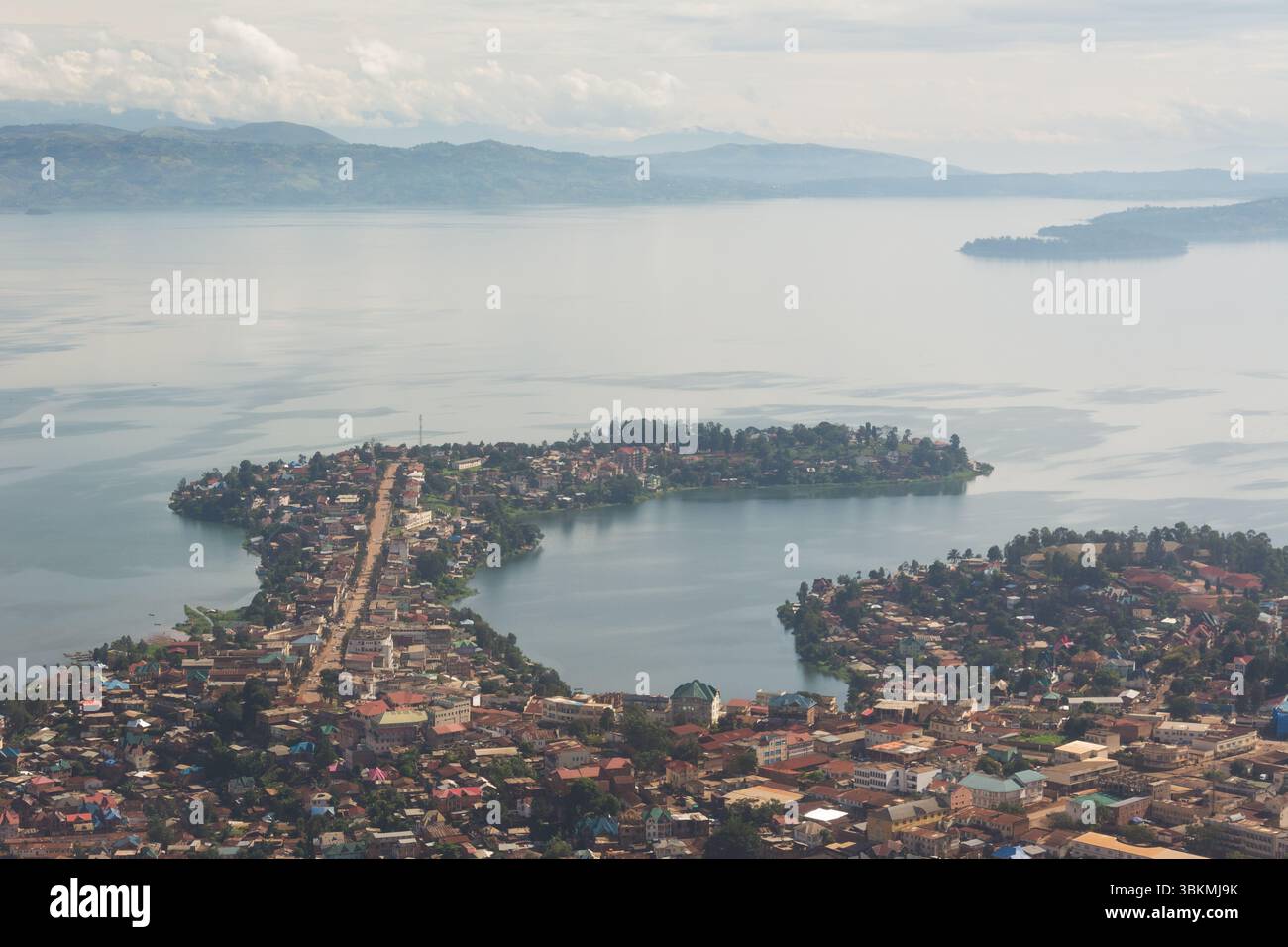 Lago Kivu, Bukavu, RDC - 19 aprile 2015: Arrivo alla città di Bukavu in elicottero. Foto Stock
