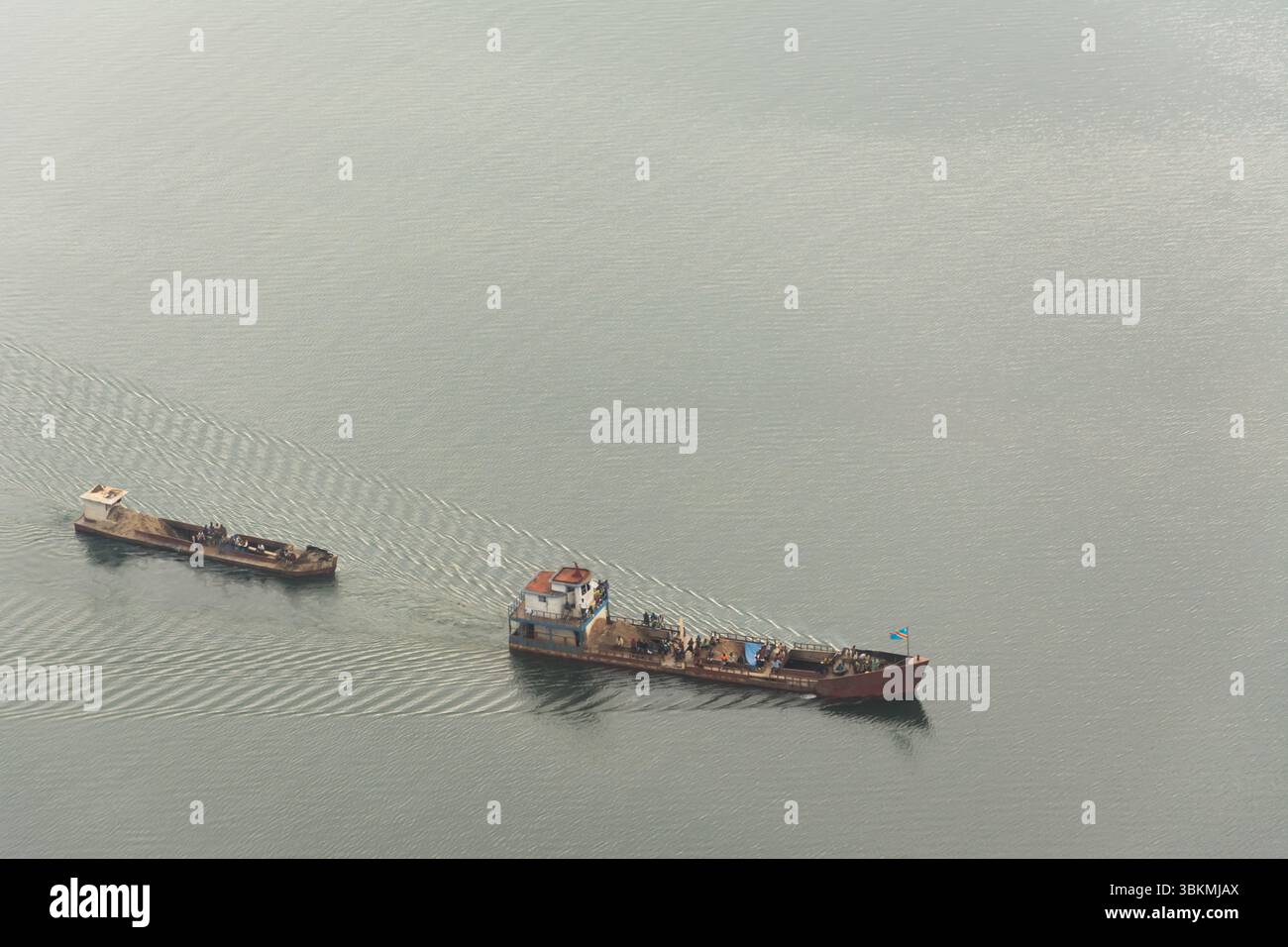 Lago Kivu, Bukavu, RDC - 26 marzo 2015; Una fotografia che cattura due barche in viaggio per Bukavu. Foto Stock