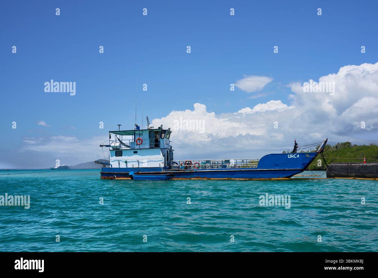 Kleines Containerschiff im Hafen von Puerto Villamil, Isla Isabela, Galapagos, Galapagosinseln, Galápagos-Inseln, Islas Galápagos, Ecuador Foto Stock