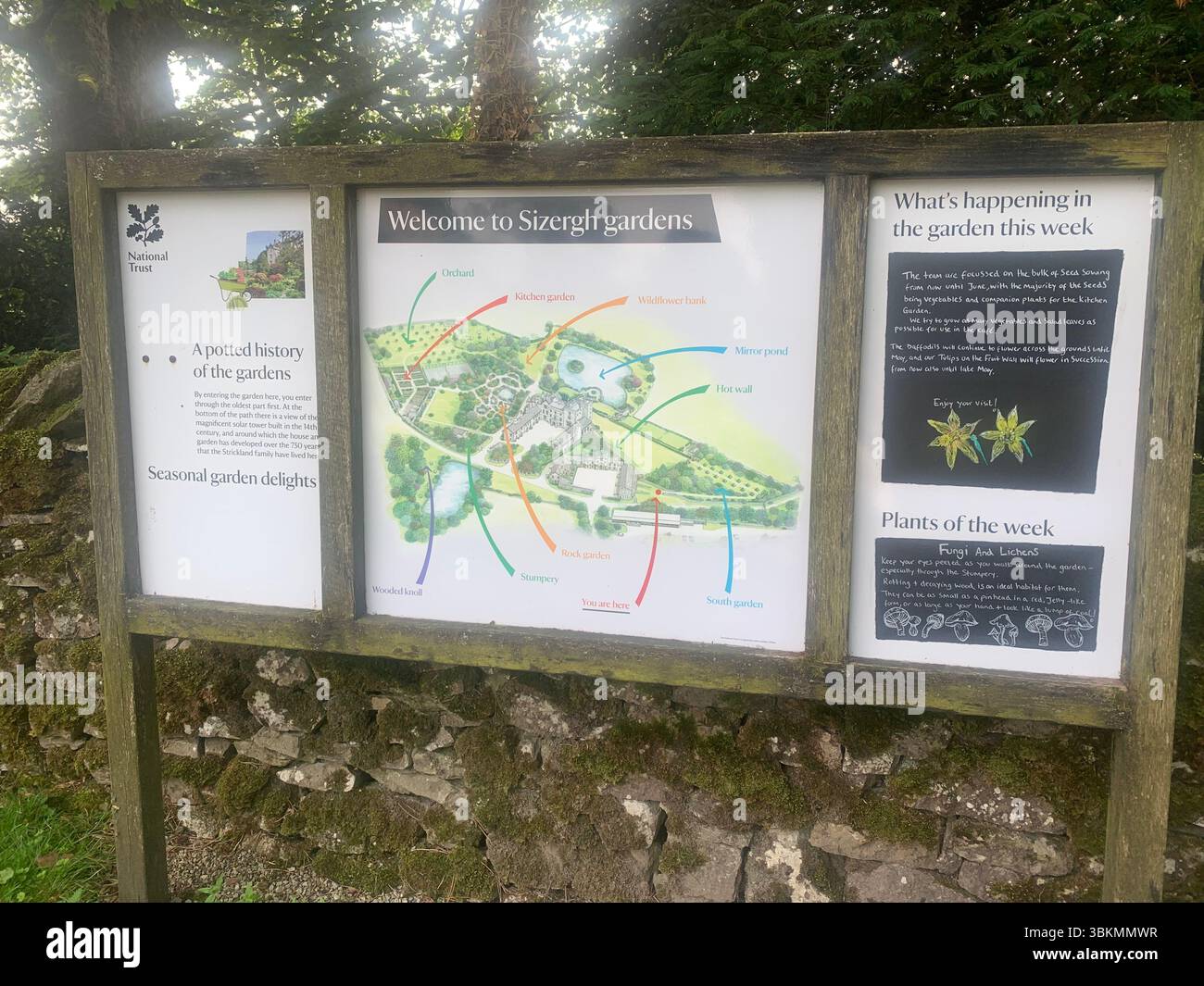 Sizergh Castle Low Sizergh Barn Lake District Regno Unito Inghilterra cartelli National Trust Property Outside Old history Historic green Place Places - Immagine stock catturata con smartphone