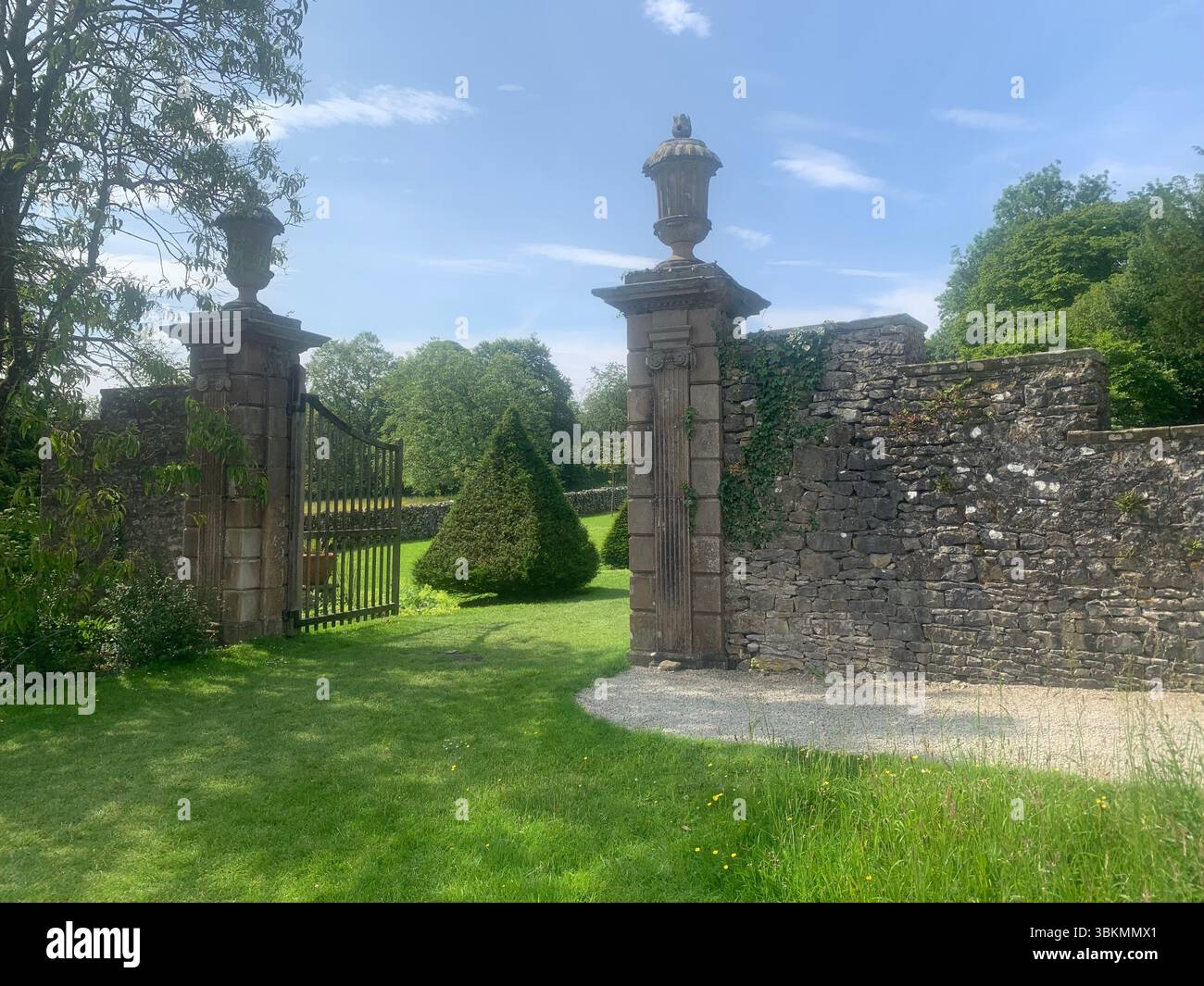 Sizergh Castle Low Sizergh Barn Lake District Regno Unito Inghilterra cartelli National Trust Property Outside Old history Historic green Place Places - Immagine stock catturata con smartphone