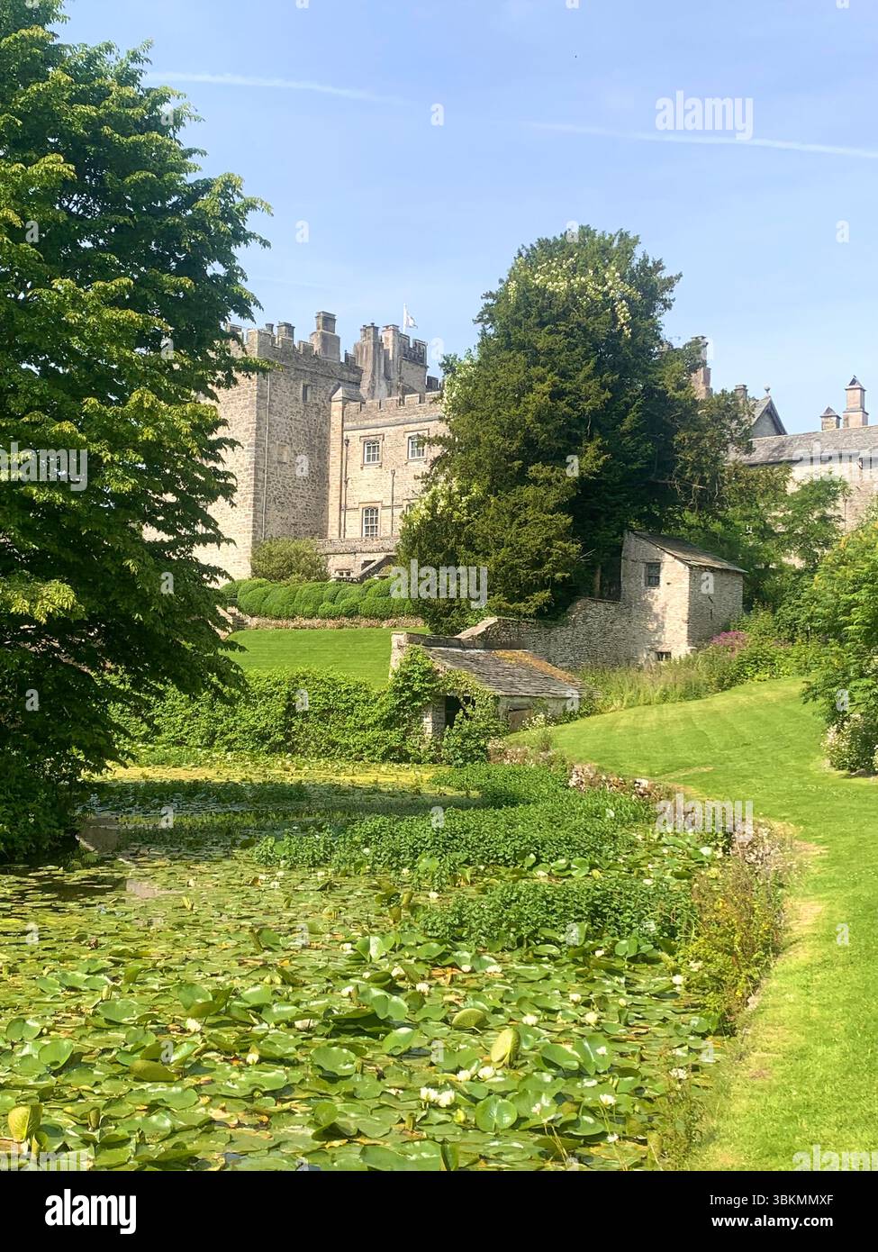 Sizergh Castle Low Sizergh Barn Lake District Regno Unito Inghilterra cartelli National Trust Property Outside Old history Historic green Place Places - Immagine stock catturata con smartphone