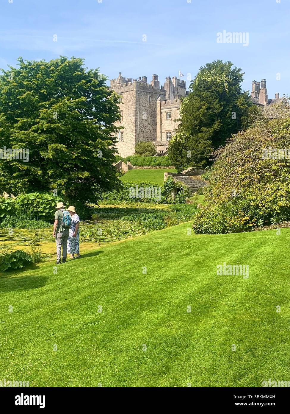 Sizergh Castle Low Sizergh Barn Lake District Regno Unito Inghilterra cartelli National Trust Property Outside Old history Historic green Place Places - Immagine stock catturata con smartphone