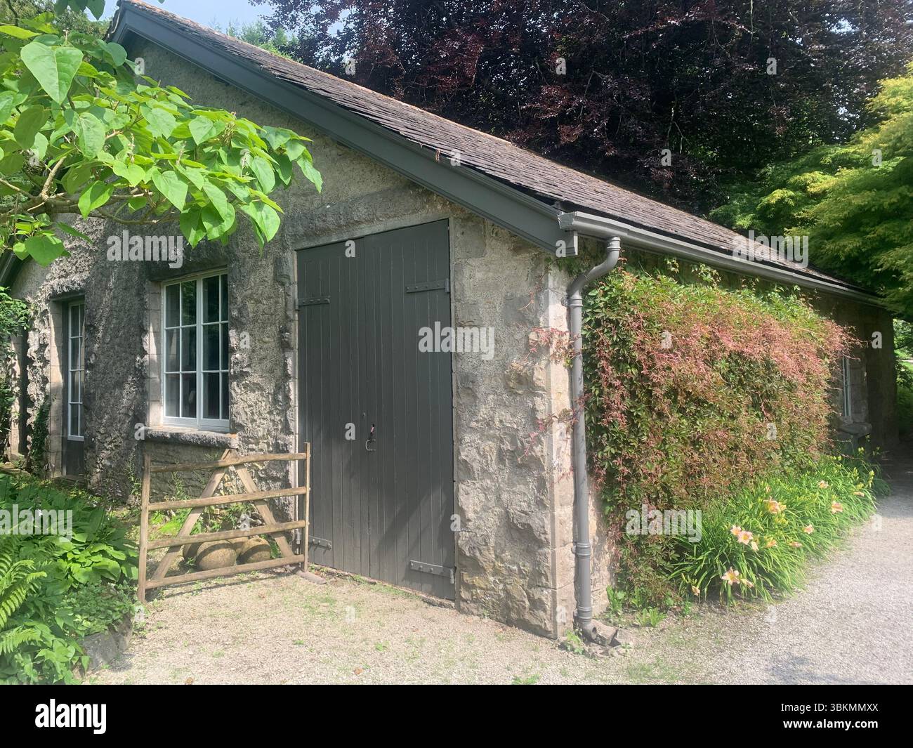 Sizergh Castle Low Sizergh Barn Lake District Regno Unito Inghilterra cartelli National Trust Property Outside Old history Historic green Place Places - Immagine stock catturata con smartphone
