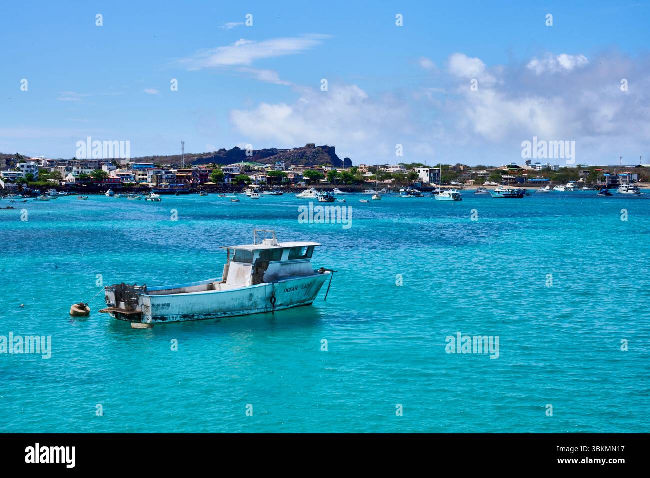 Fischerboot im Hafen von Puerto Baquerizo Moreno, Isla San Cristóbal, Chatham, Galapagos, Galapagosinseln, Galápagos-Inseln, Islas Galápagos, Ecuador Foto Stock