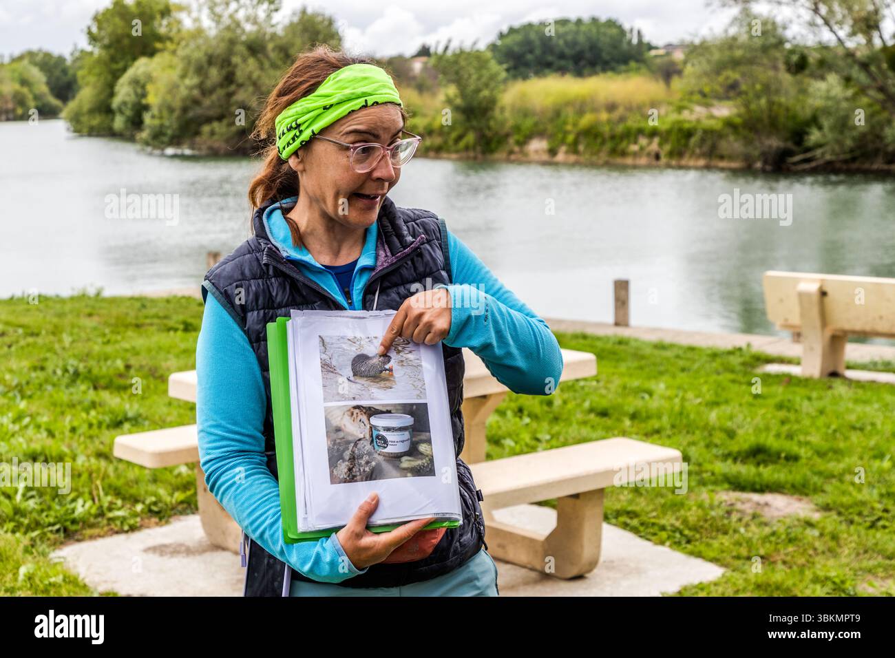 Una guida turistica spiega che nella Charente, la nutria che vive sul fiume è utilizzata anche per scopi culinari nella zona. Indica un'immagine di una nutria e un bicchiere di pâté de ragondin. Le pause come i picnic vengono utilizzate per informare il gruppo del tour sulle caratteristiche speciali lungo la Charente, come l'alta popolazione di nutrienti nel fiume, che gli abitanti combattono trasformando gli animali in rillettes. Le Ponton, Rouffiac, Nouvelle-Aquitaine, Francia Foto Stock