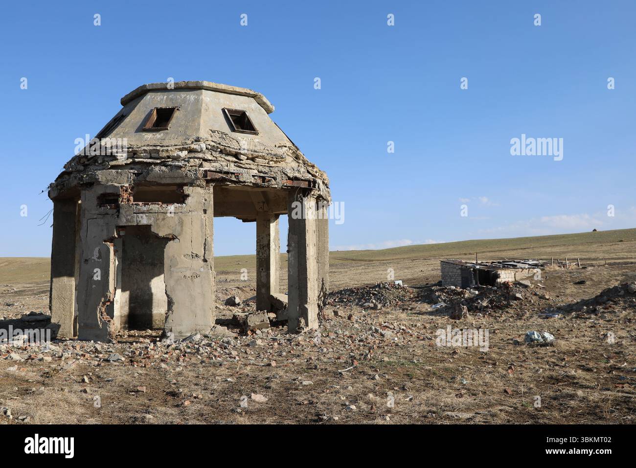Resti di una stazione radar sovietica in Mongolia Foto Stock