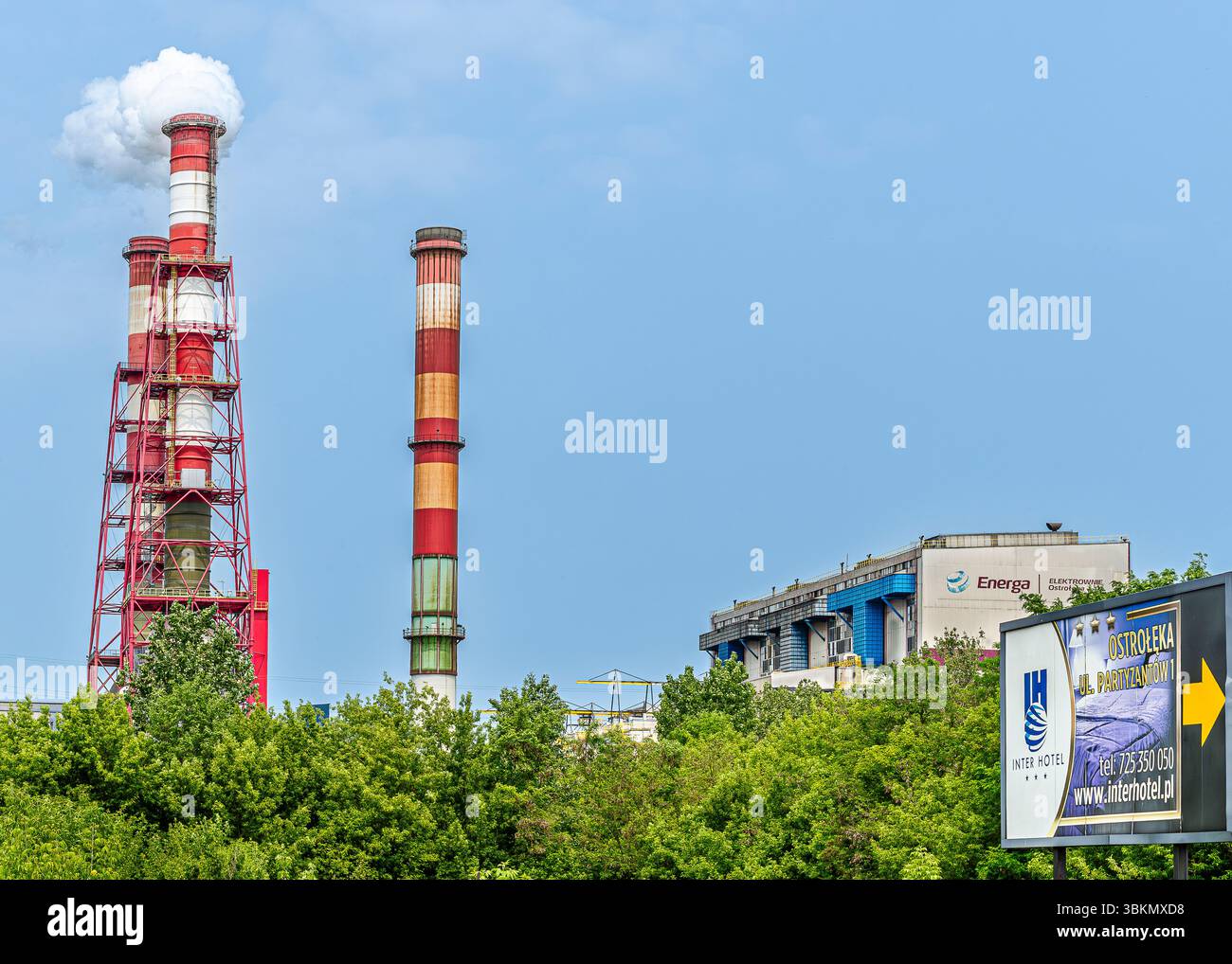 Centrale elettrica a Ostrołęka, Polonia, con tre camini alti e l'edificio principale, che rappresenta la produzione di energia a carbone e le infrastrutture industriali. Foto Stock