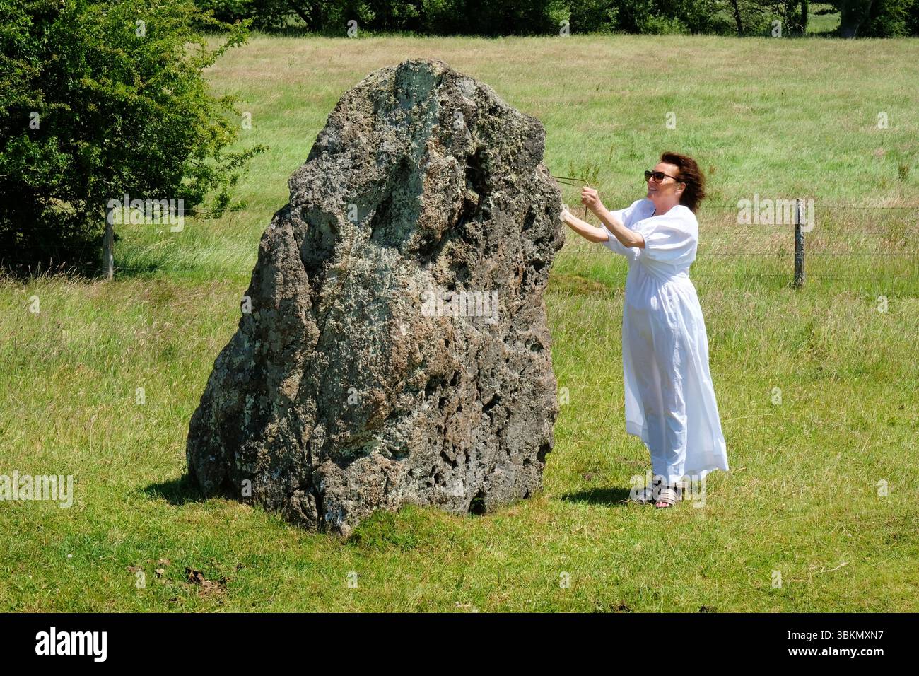 Donna adulta che indossa le linee ley allo Stanton Drew Stone Circle utilizzando aste a forma di L - John Gollop Foto Stock