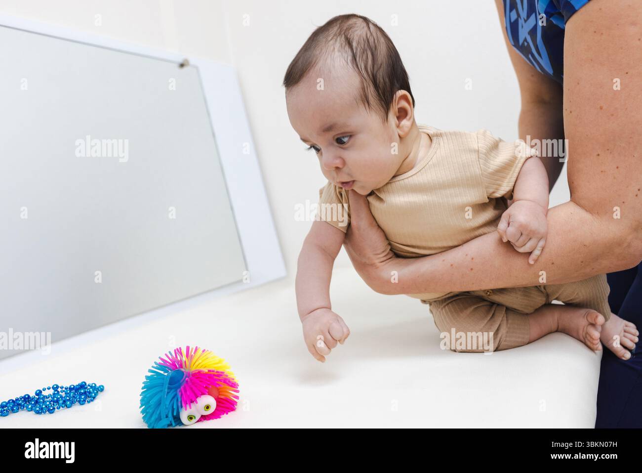 La sessione di terapia fisica si concentra sul rafforzamento muscolare, l'equilibrio e il controllo neuromotorio per migliorare le capacità fisiche Foto Stock