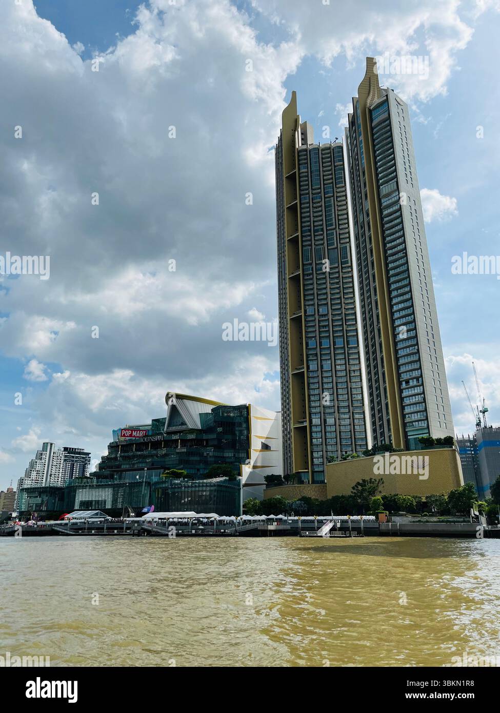ICONSIAM, un centro commerciale di lusso situato sul fiume Chao Phraya di Bangkok, 19 giugno 2025 Foto Stock