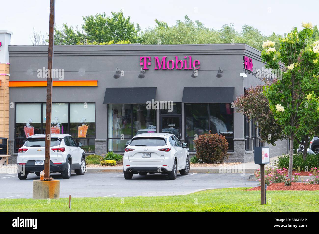 New Hartford, New York - 20 giugno 2025: Vista ravvicinata di T-Mobile Center, T-Mobile è una rete cellulare fondata nel 1994 e operativa in oltre 7.000 sedi in c.a. Foto Stock