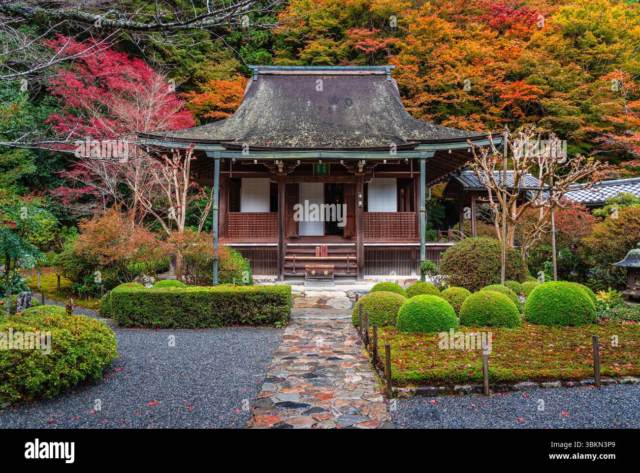 Il bellissimo tempio Jakko-in di Ohara durante la stagione autunnale. Kyoto, Giappone. Foto Stock