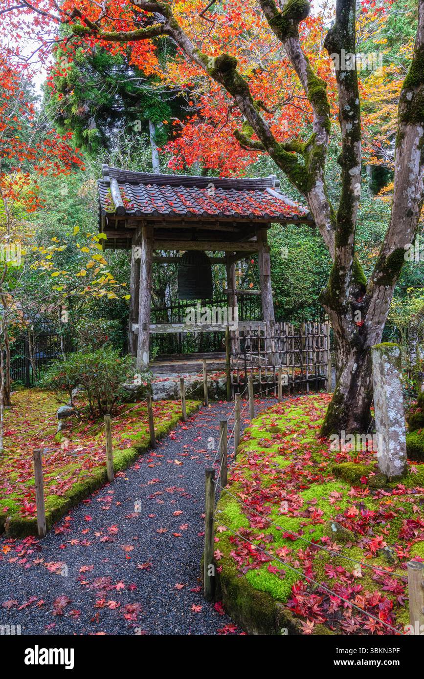 Il bellissimo tempio Jakko-in di Ohara durante la stagione autunnale. Kyoto, Giappone. Foto Stock
