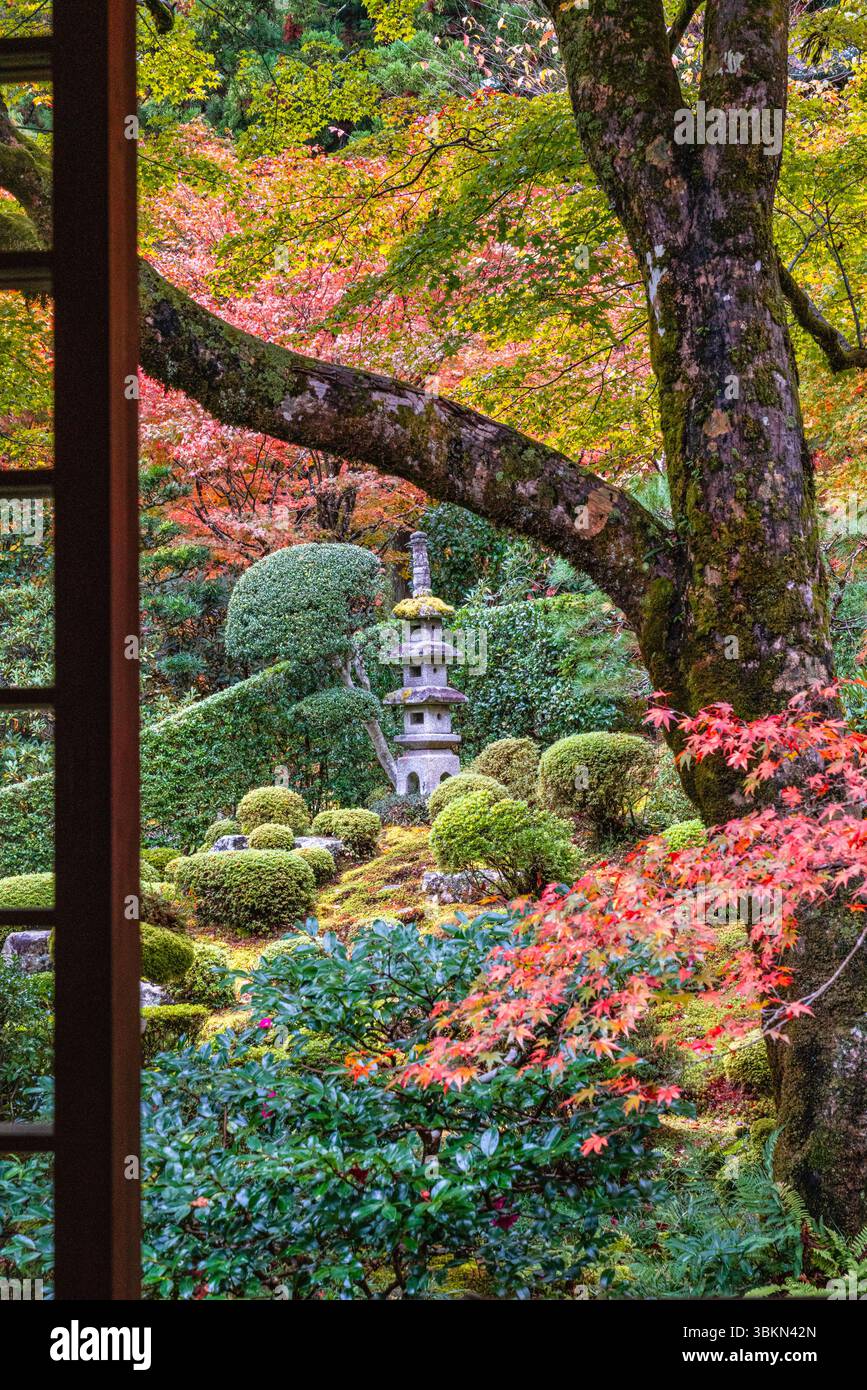 Il bellissimo tempio di Sanzen-in a Ohara durante la stagione autunnale. Kyoto, Giappone. Foto Stock